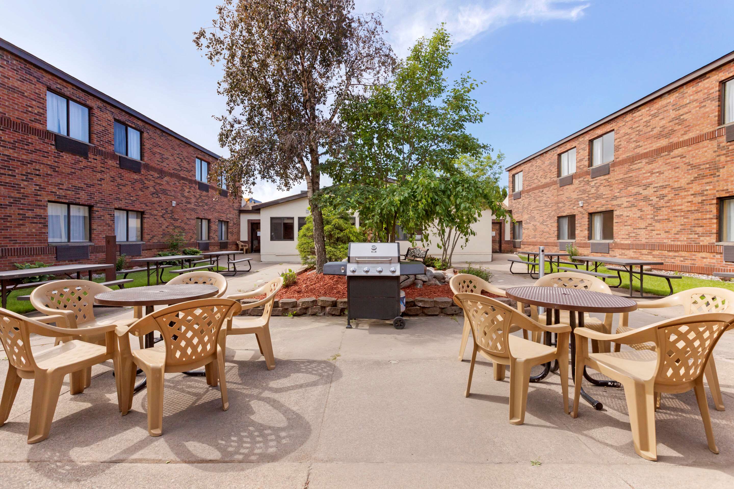 Barbecue area | Comfort Inn