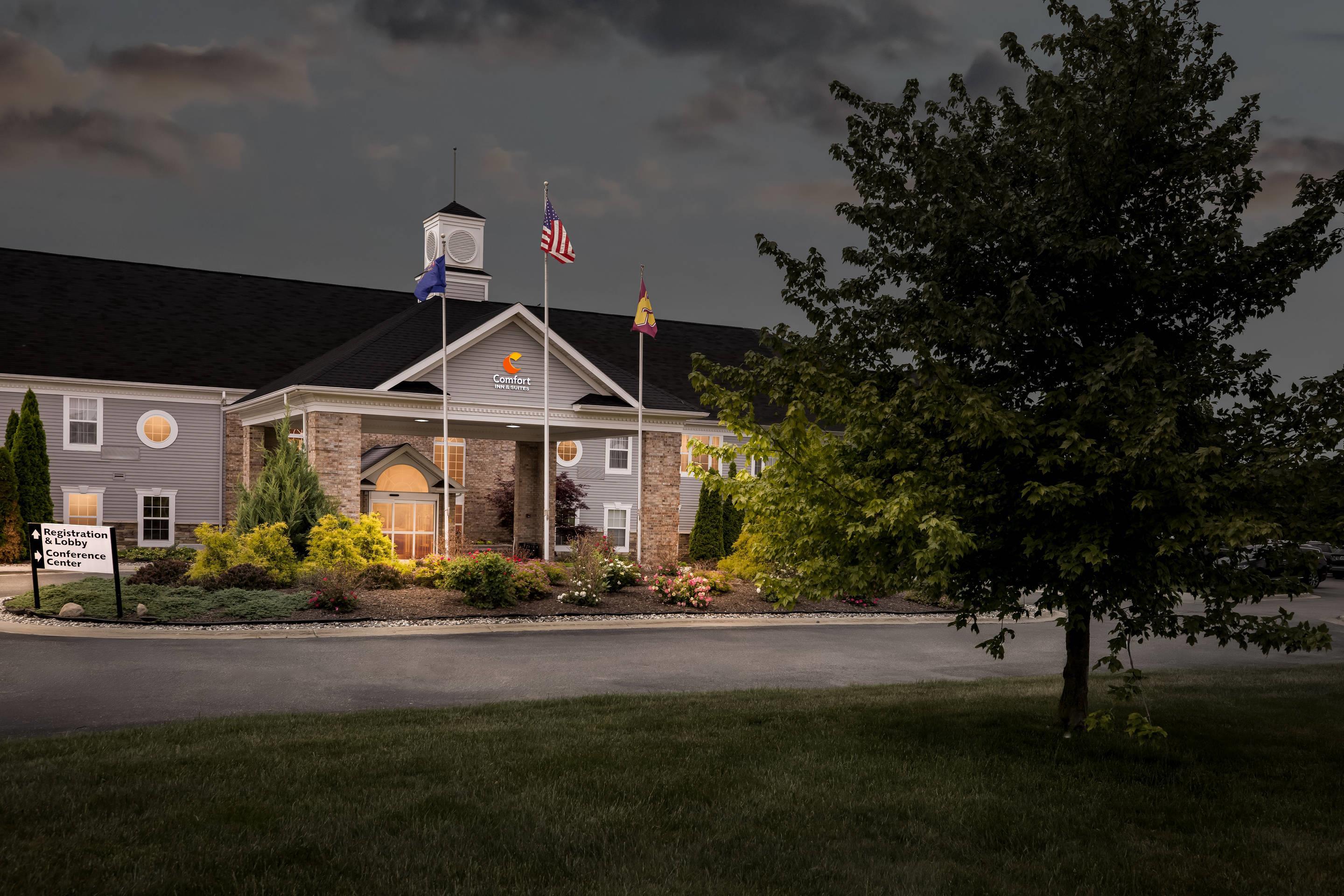 Hotel at night | Comfort Inn & Suites and Conference Center