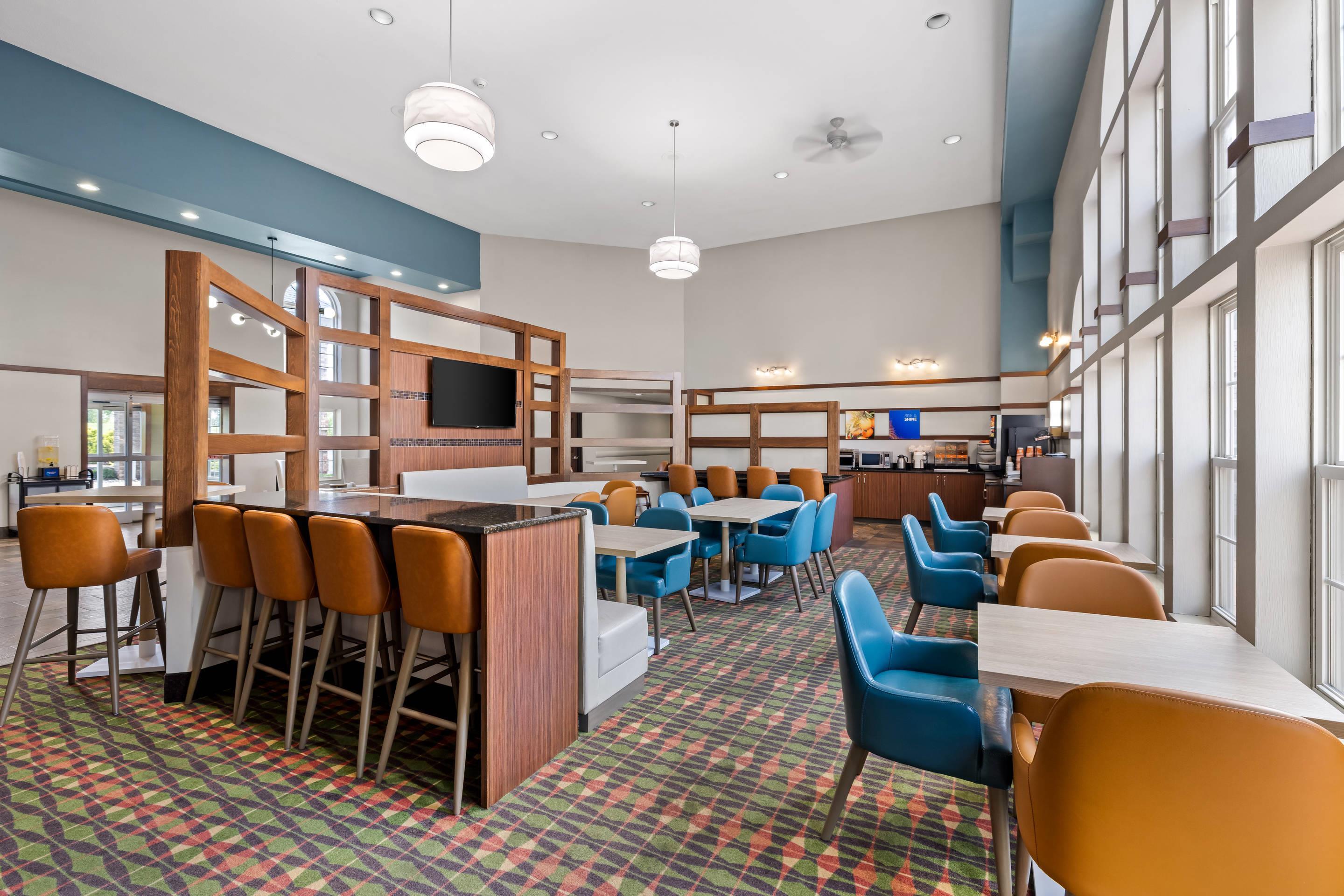 Enjoy breakfast in this seating area | Comfort Inn & Suites and Conference Center