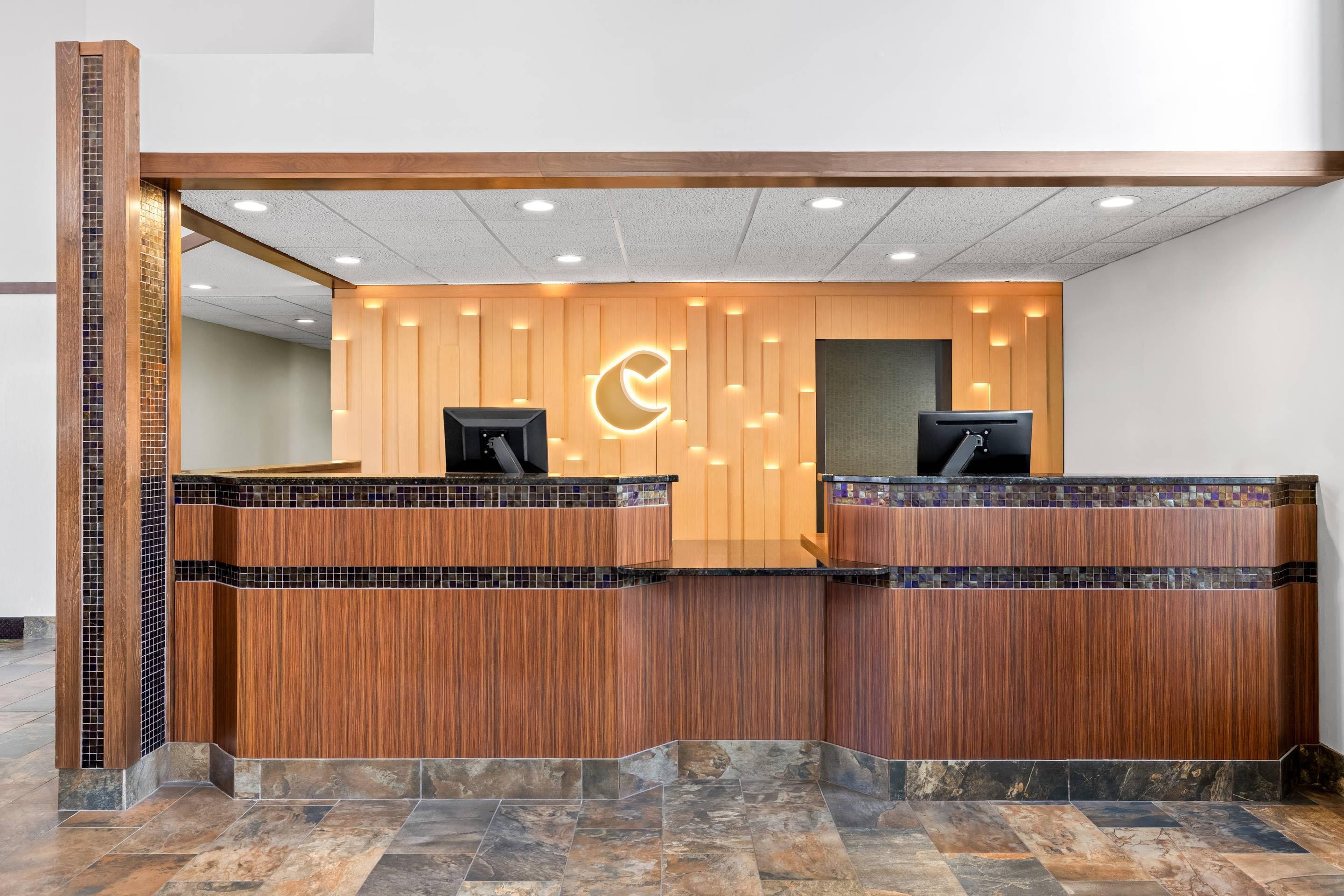 Front desk | Comfort Inn & Suites and Conference Center
