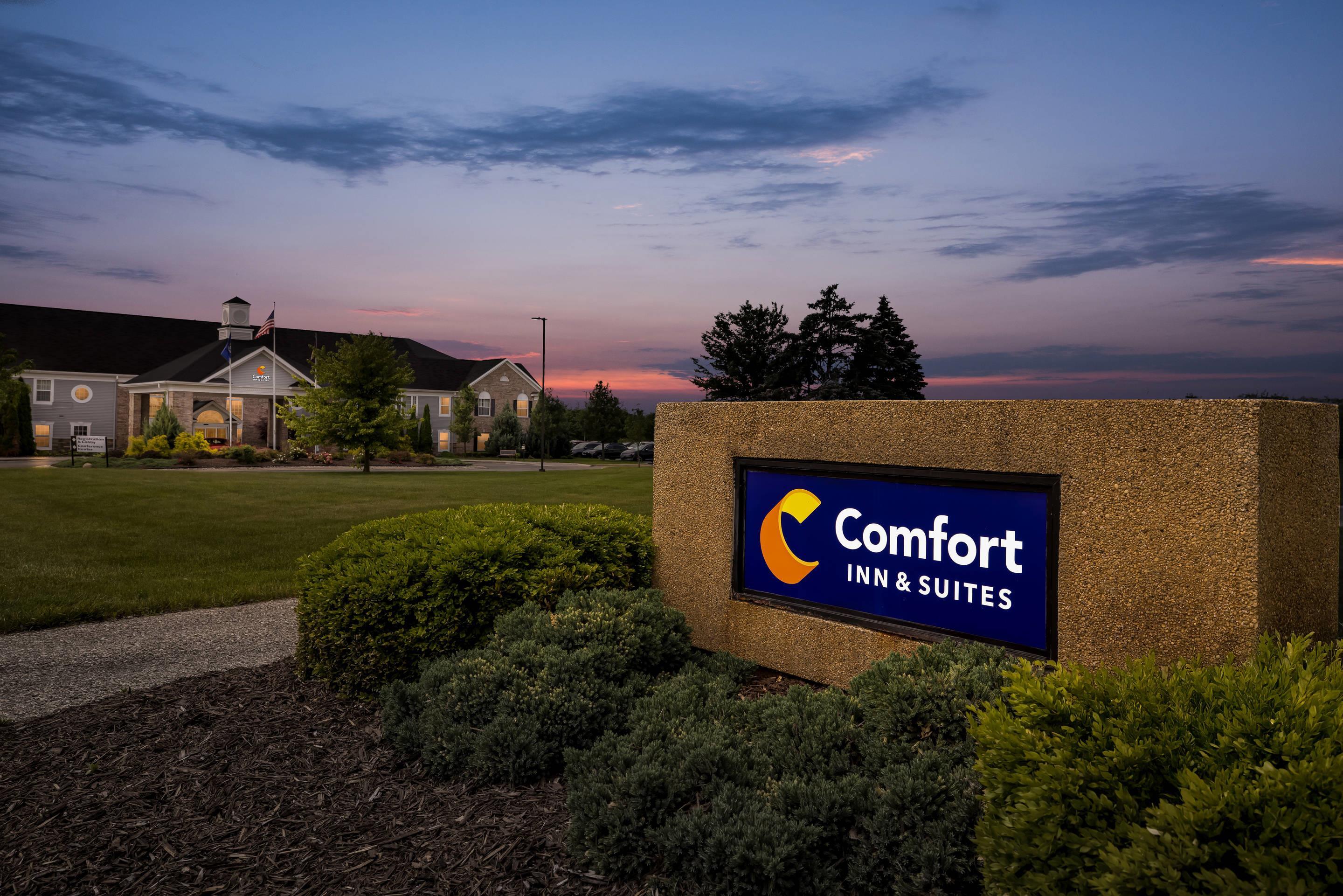 Hotel at Night | Comfort Inn & Suites and Conference Center