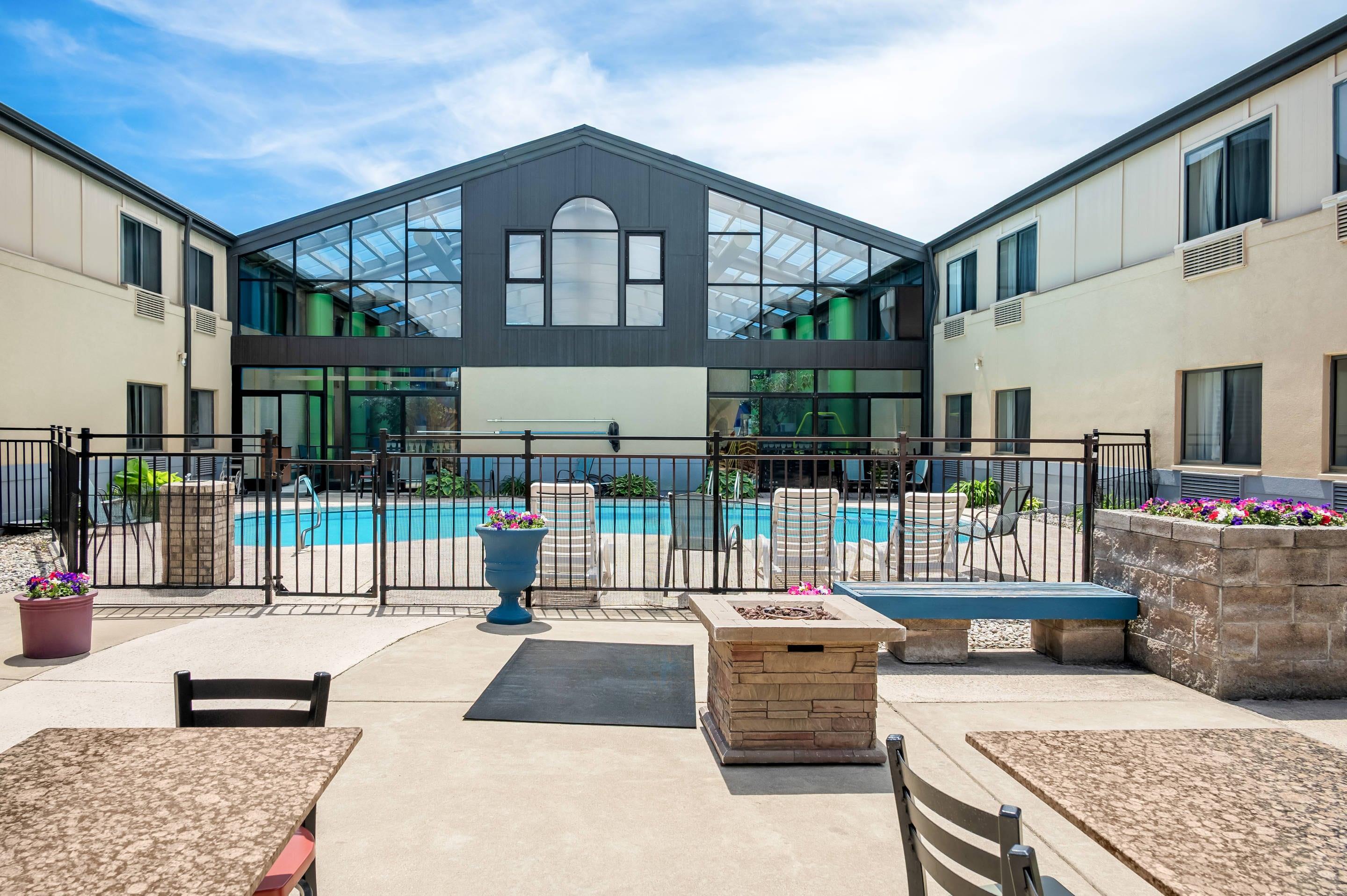 Outdoor pool | Quality Inn & Suites