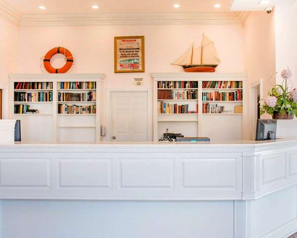  - Comfort Inn Lakeside Mackinaw City - I-75, Exit 338