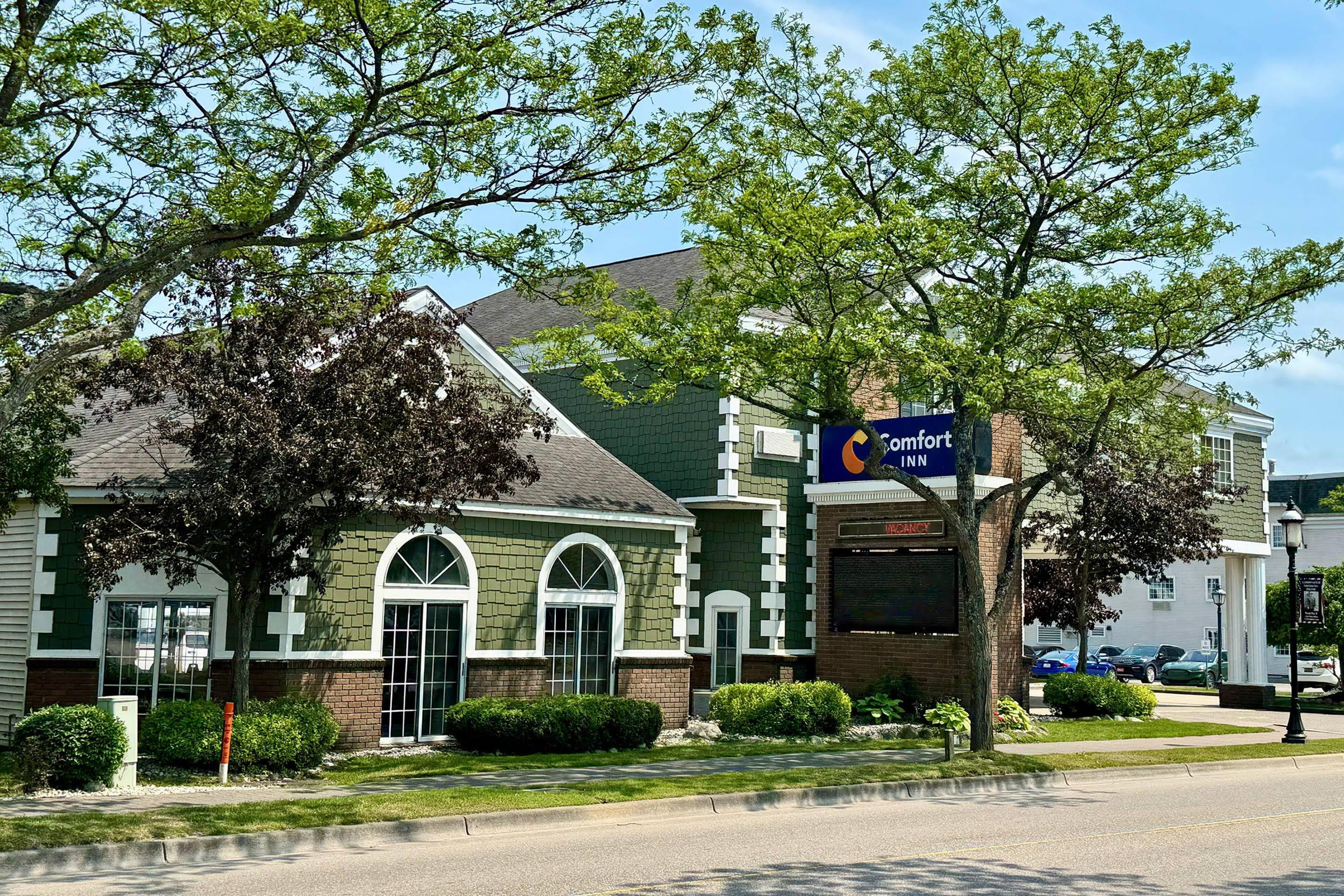 Hotel exterior | Comfort Inn Lakeside