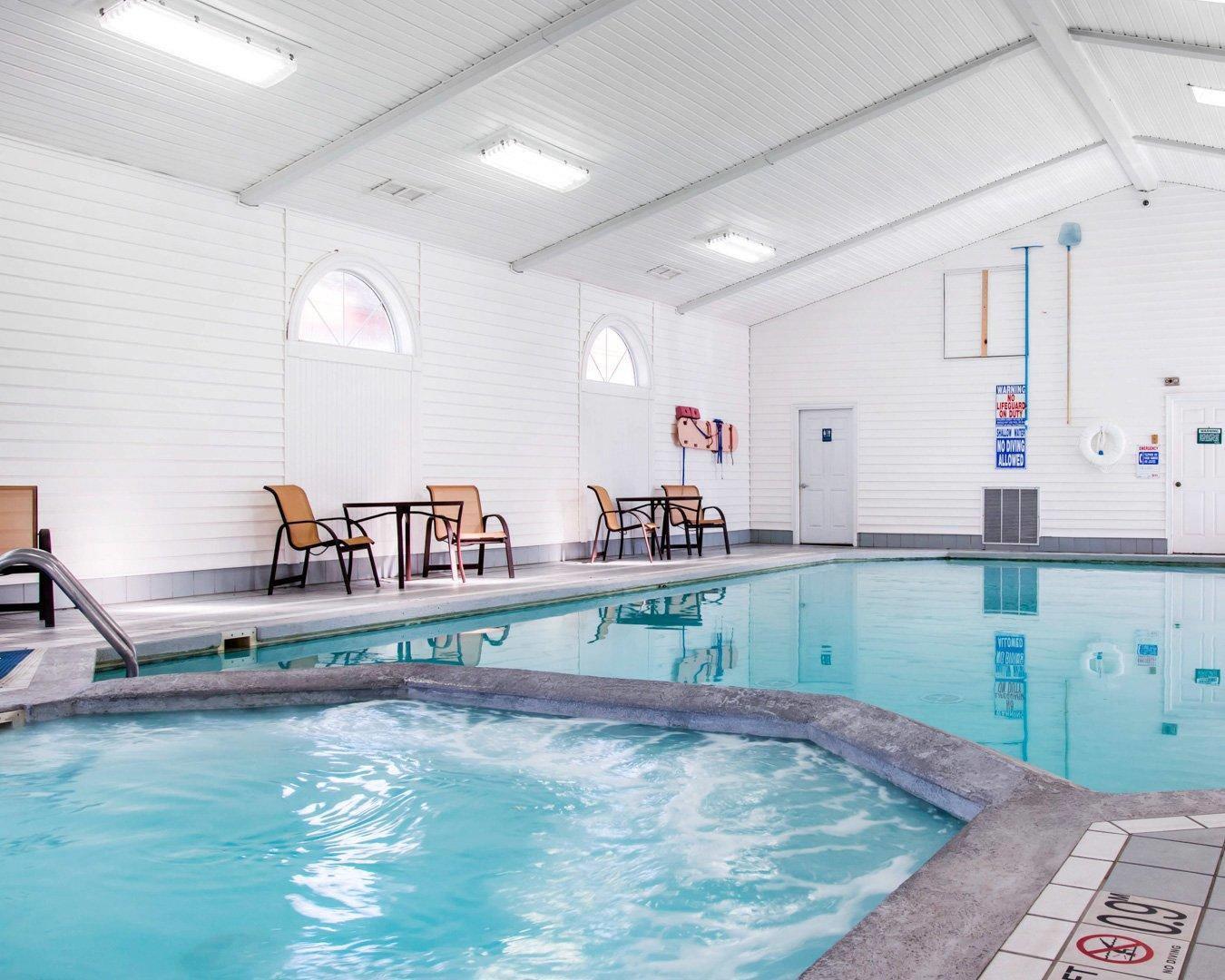 Indoor pool with hot tub | Comfort Inn Lakeside