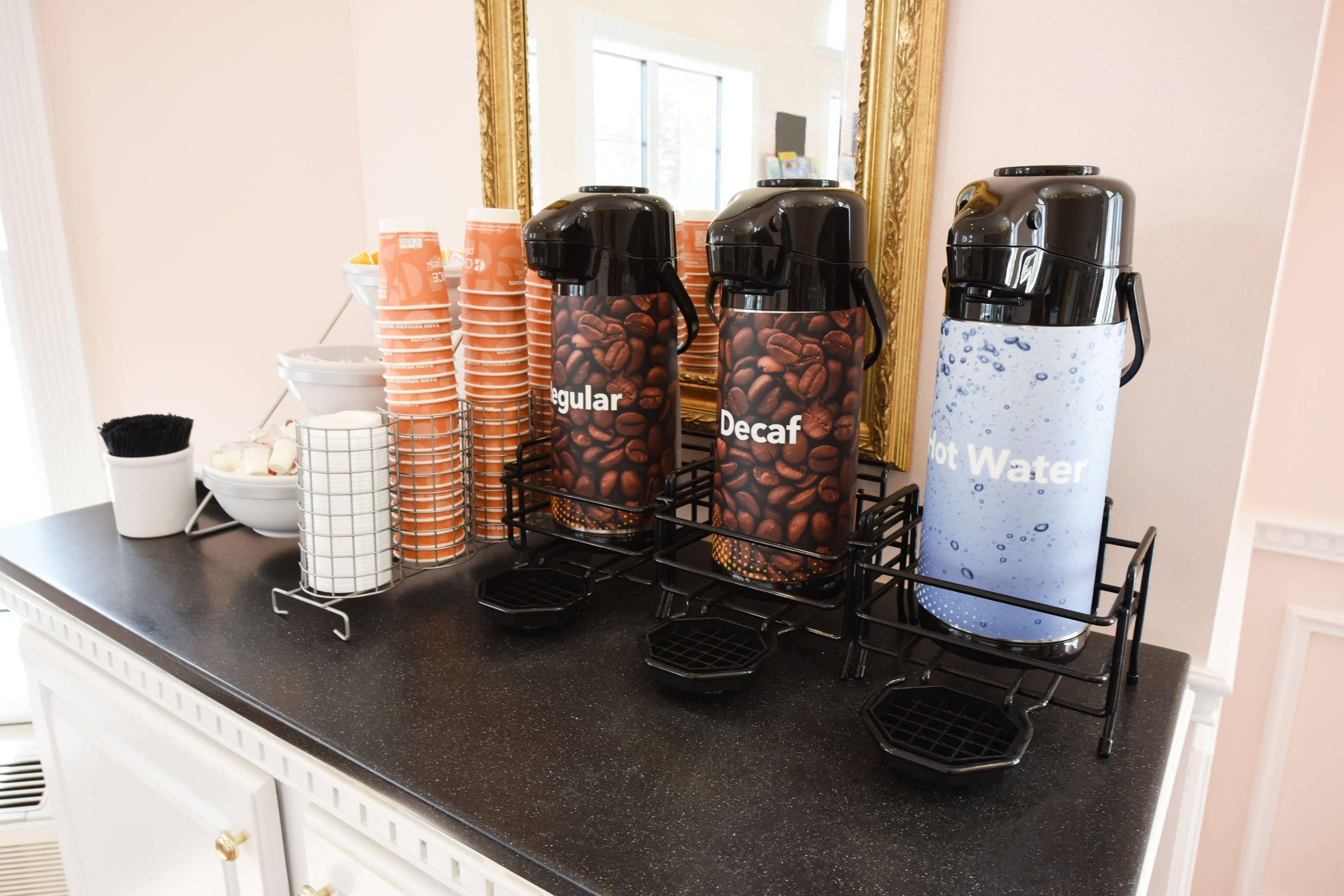 Enjoy coffee in the lobby | Comfort Inn Lakeside