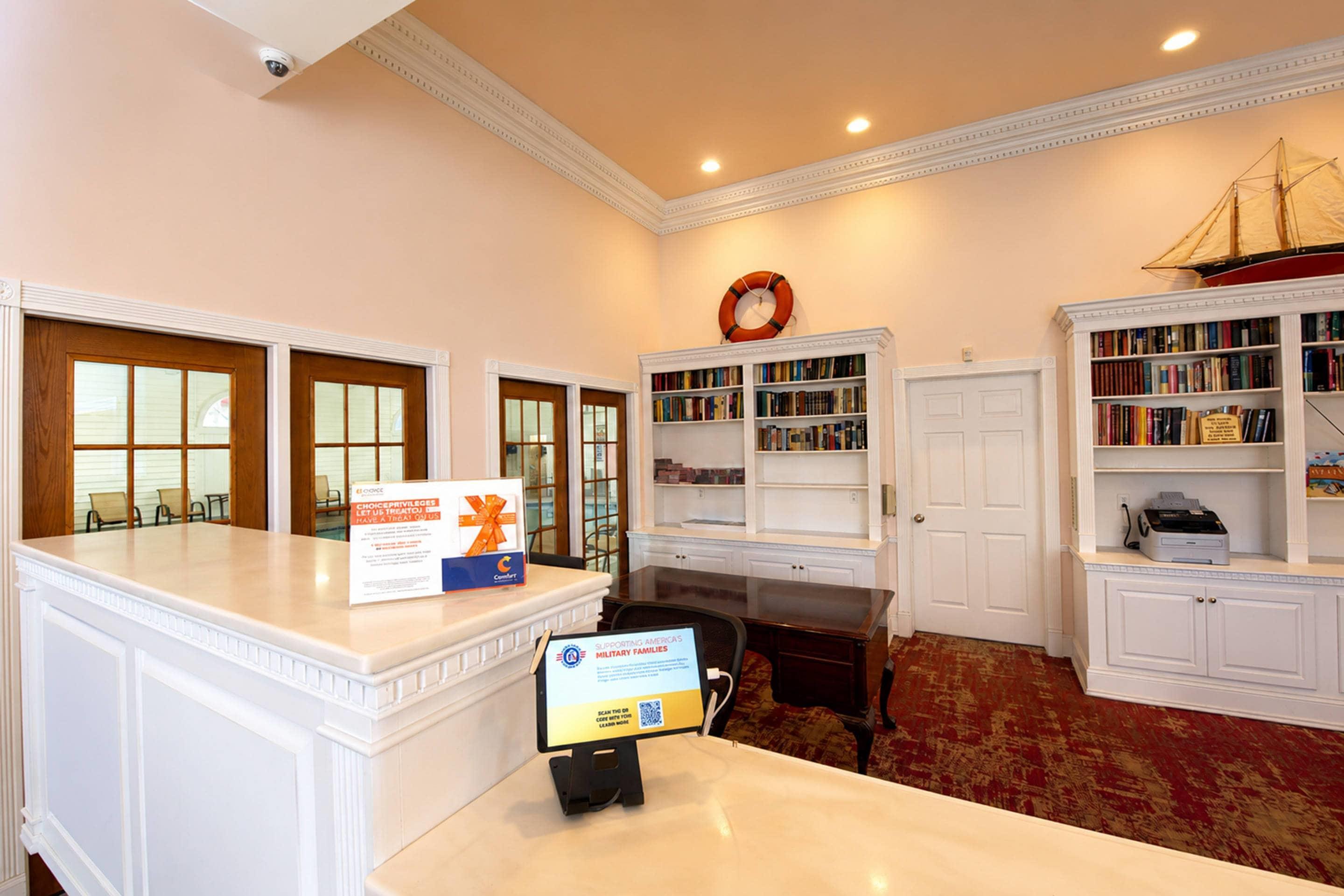 Front desk | Comfort Inn Lakeside
