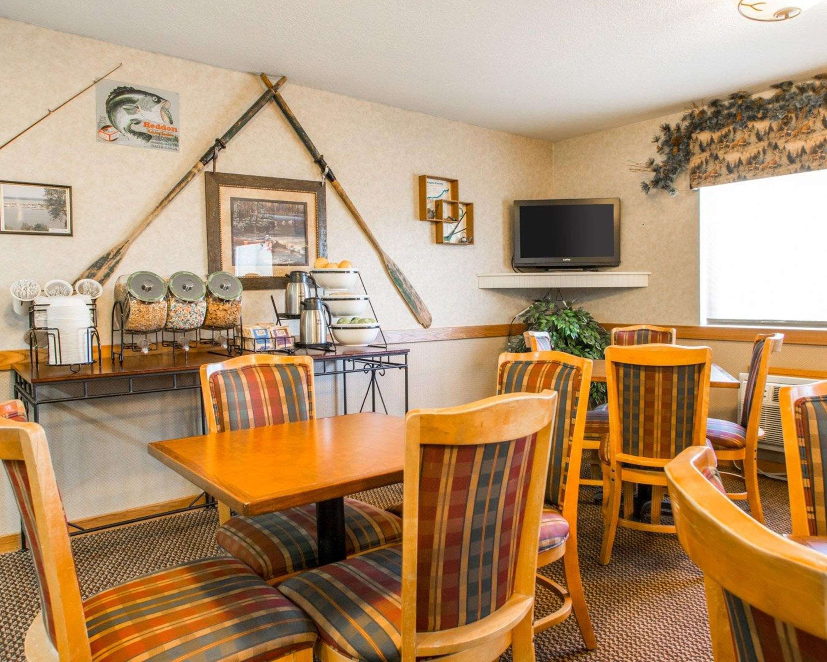 Enjoy breakfast in this seating area | Quality Inn