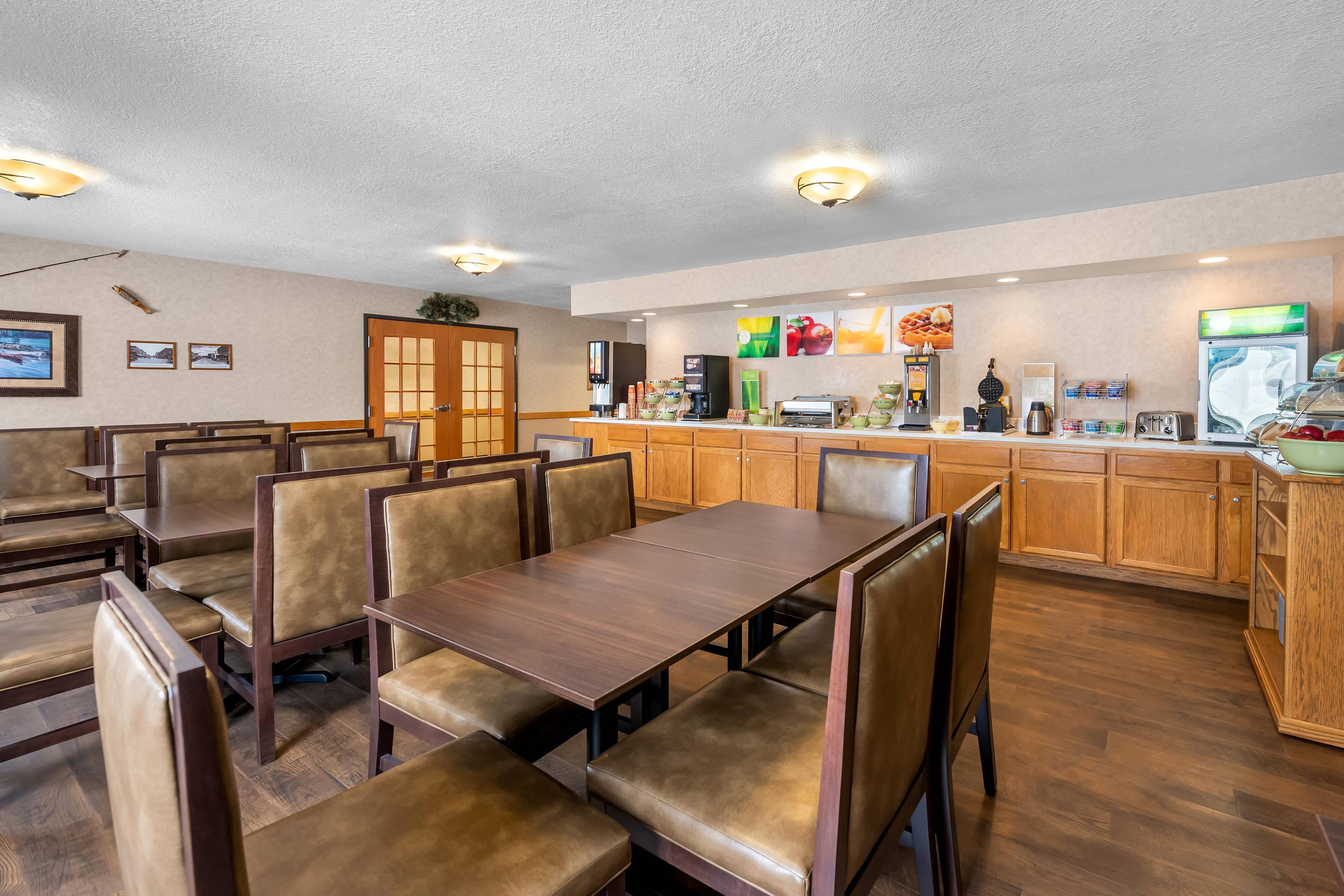 Enjoy breakfast in this seating area | Quality Inn