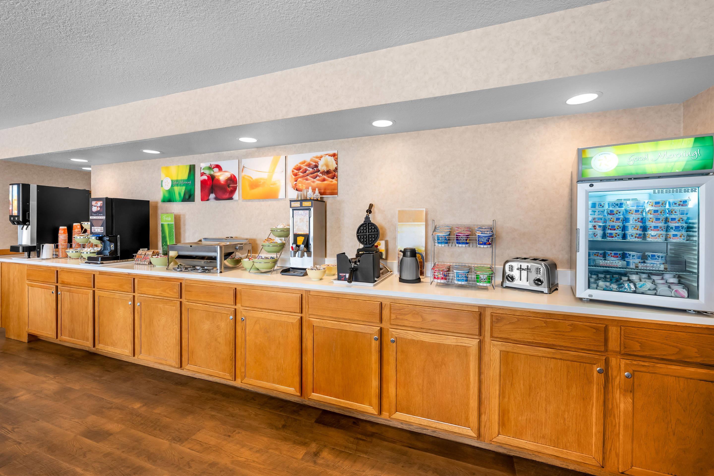 Enjoy breakfast in this seating area | Quality Inn
