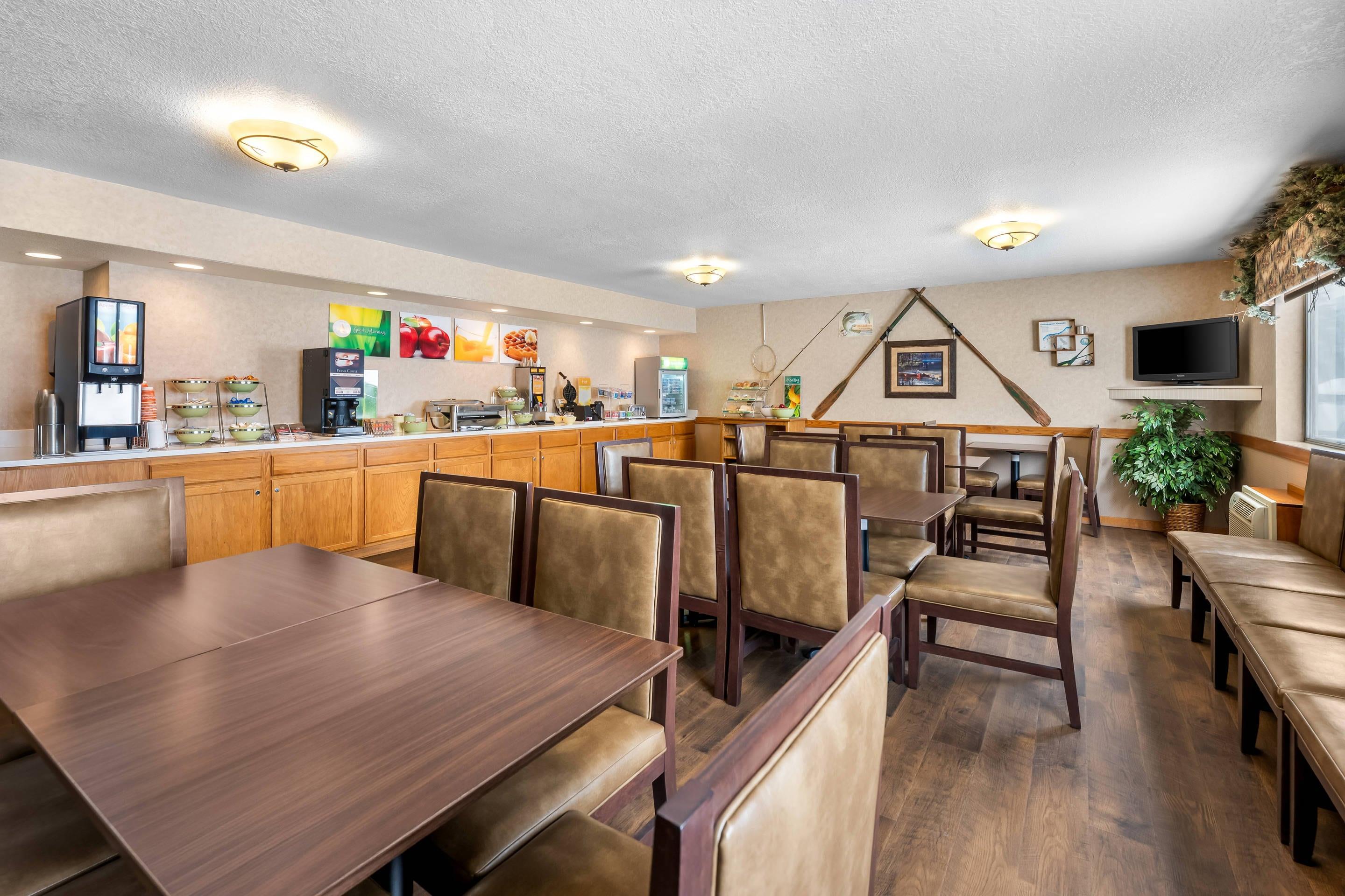 Enjoy breakfast in this seating area | Quality Inn