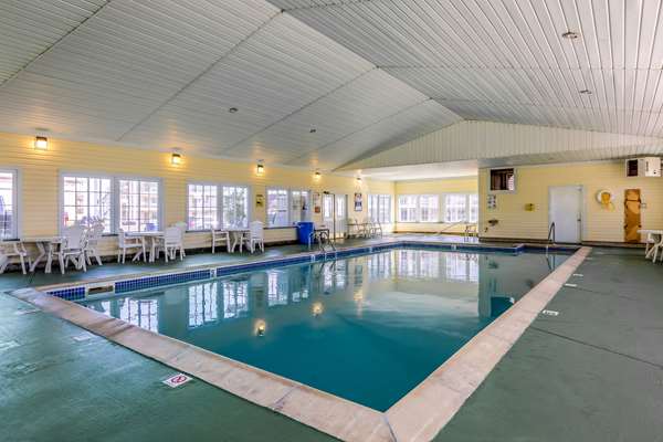 Pool - Quality Inn Lakefront St Ignace - I-75, Exit 344