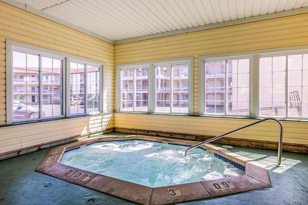 Pool - Quality Inn Lakefront St Ignace - I-75, Exit 344