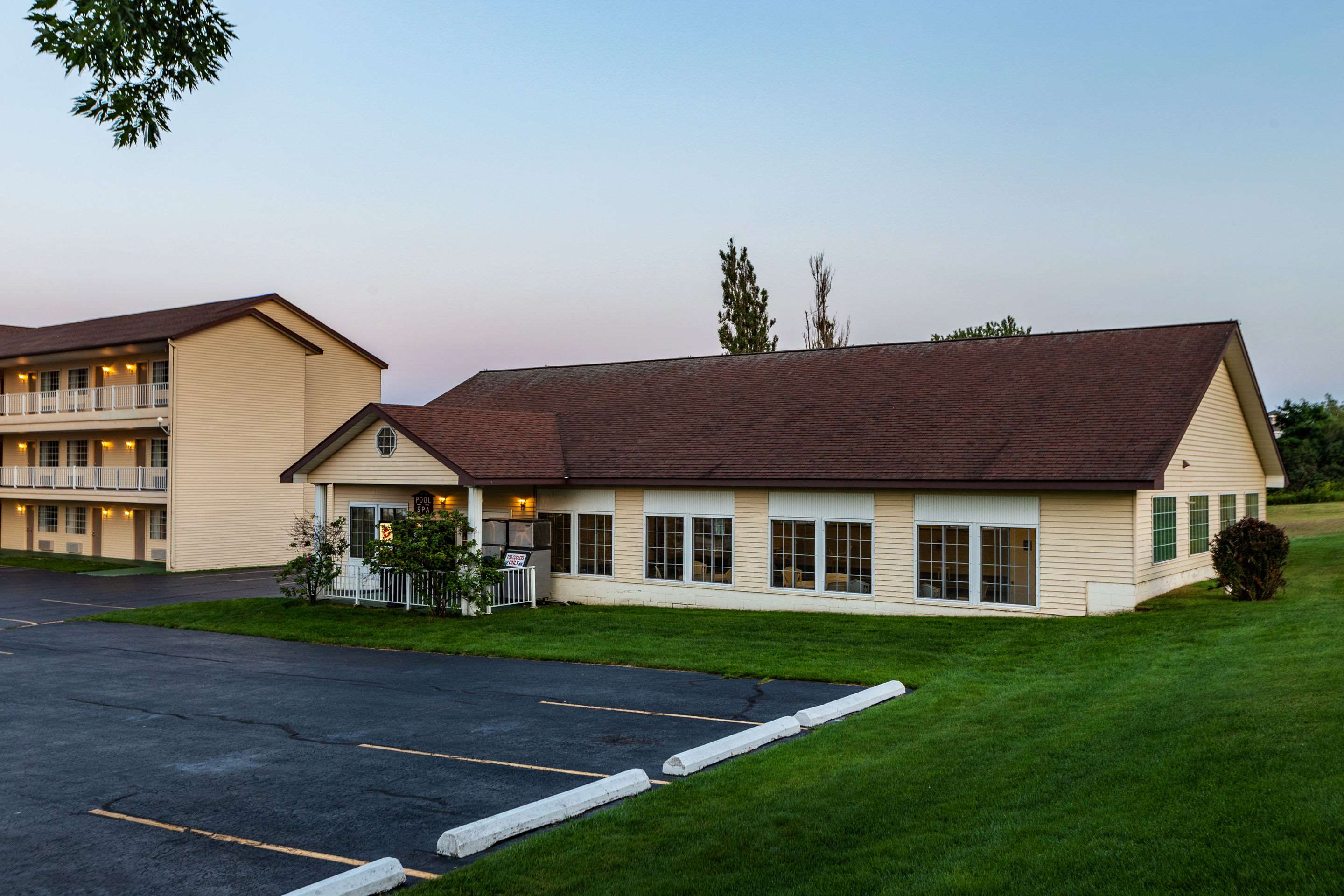 Hotel at night | Quality Inn Lakefront