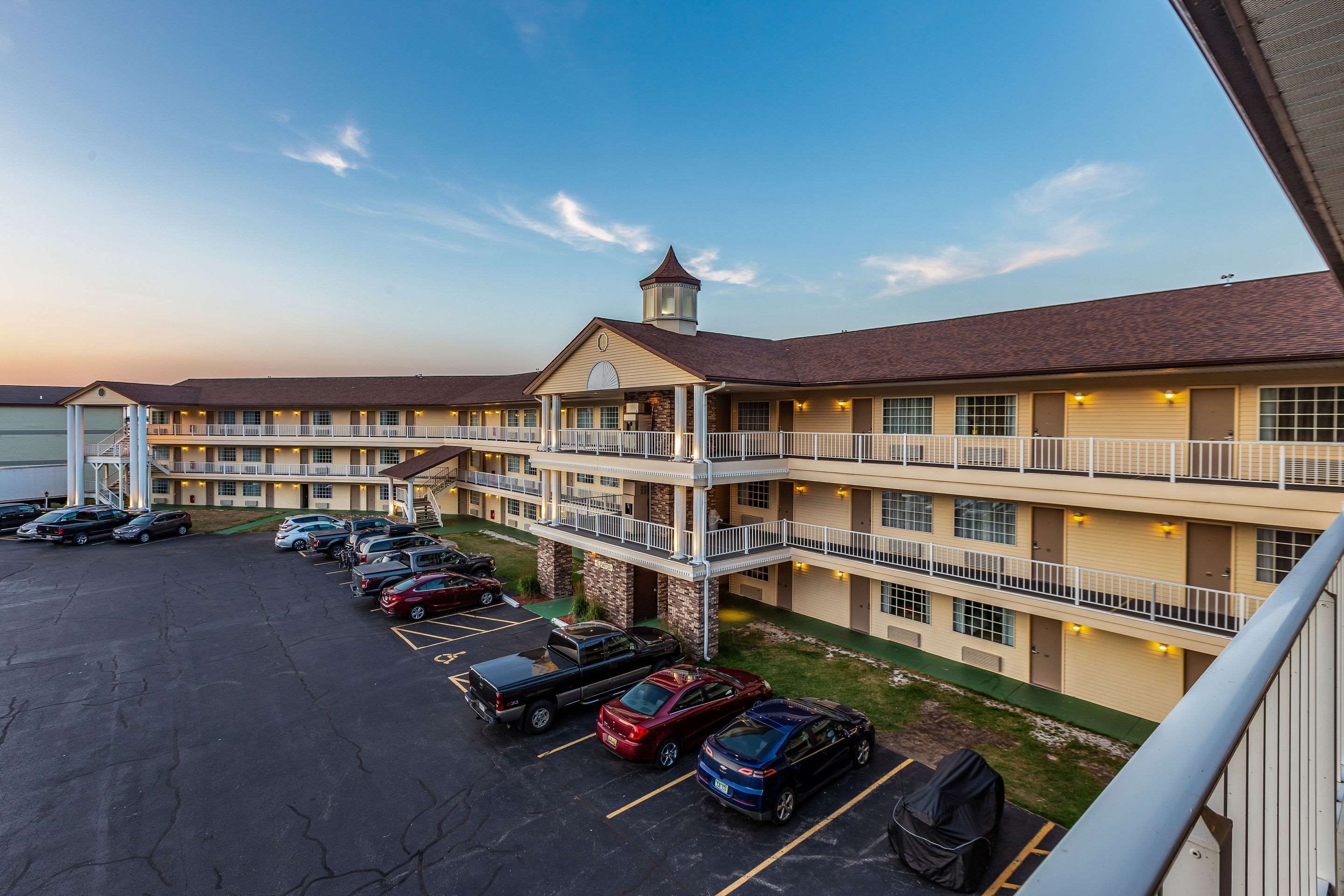 Hotel at night | Quality Inn Lakefront