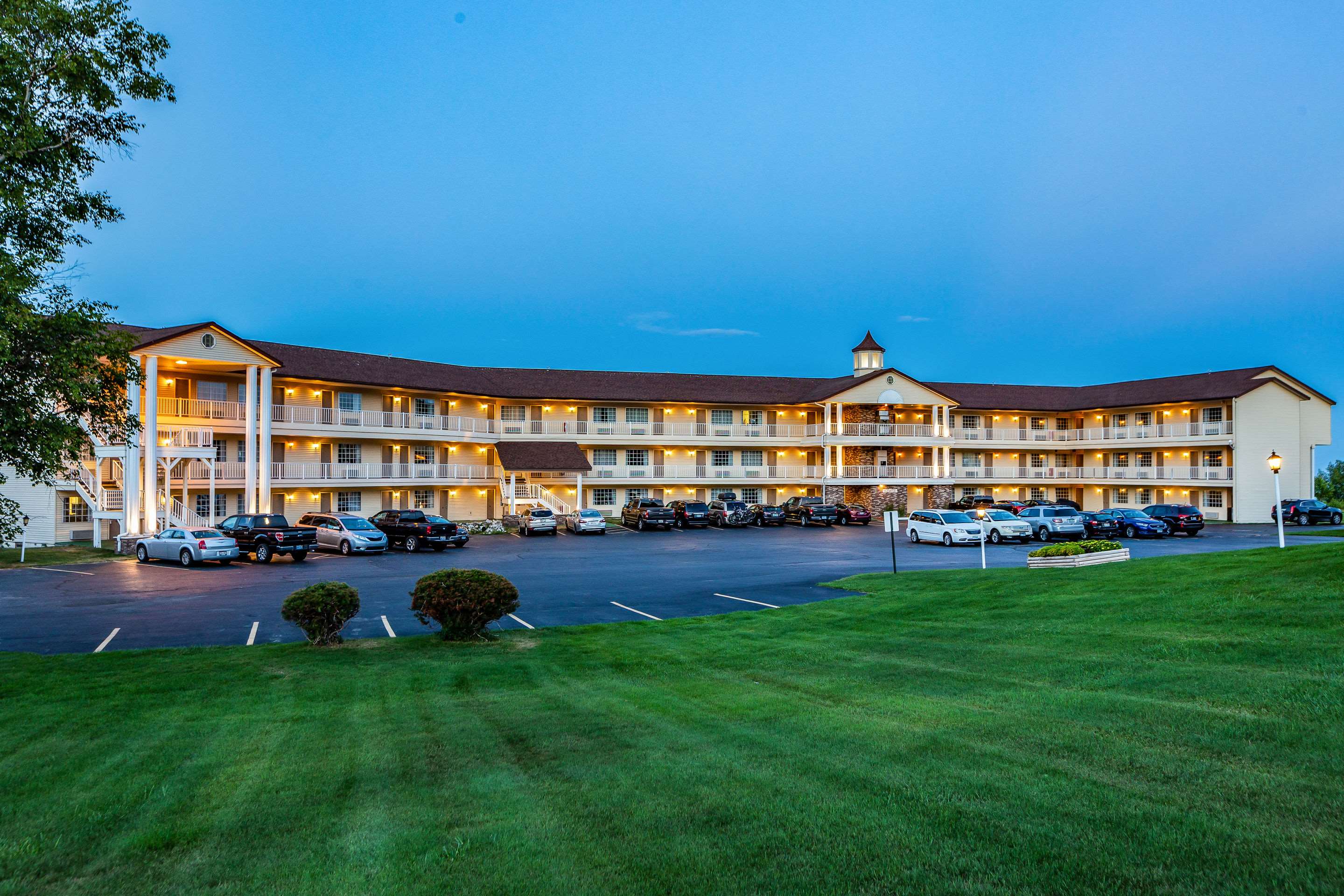 Hotel at night | Quality Inn Lakefront