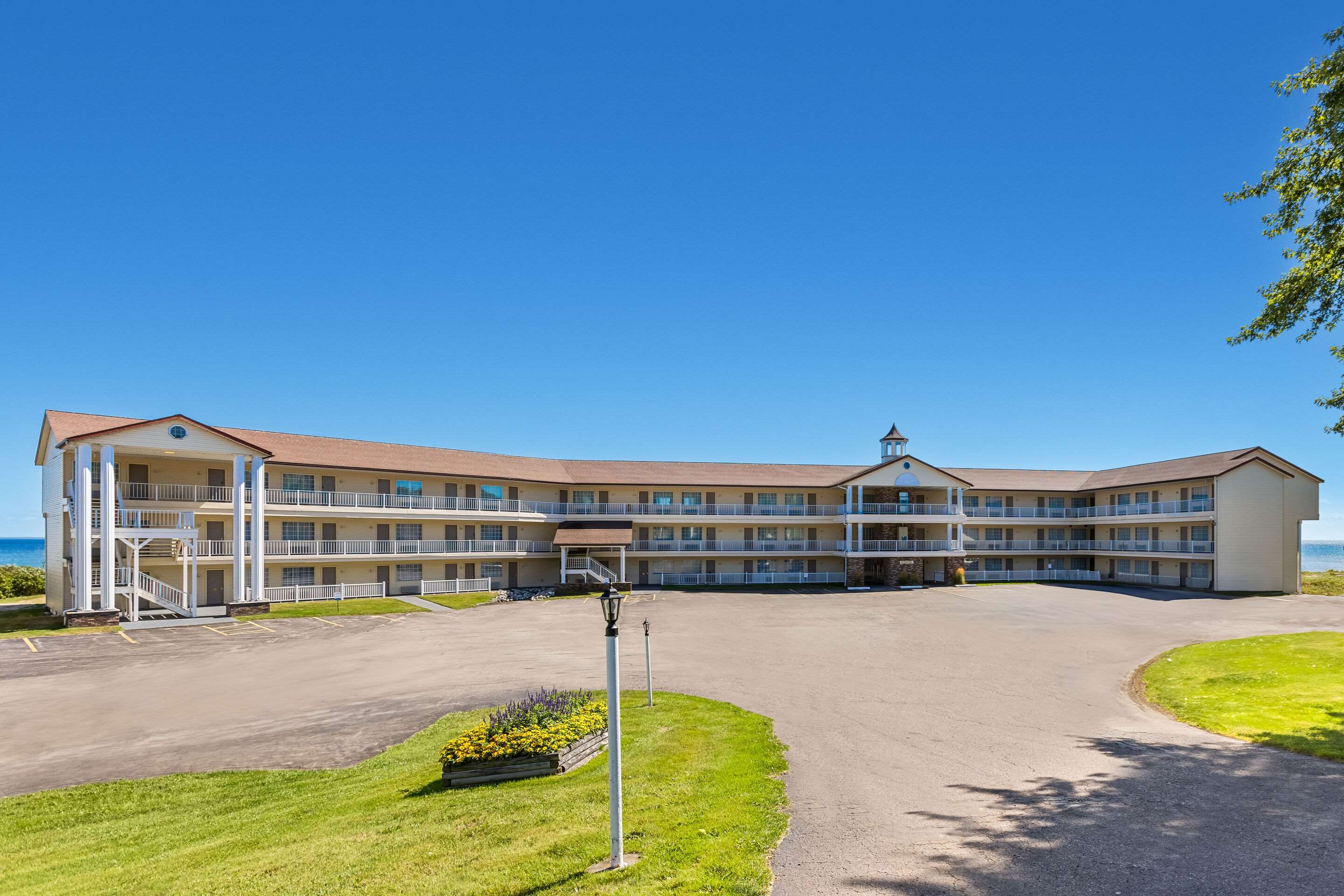Hotel exterior | Quality Inn Lakefront