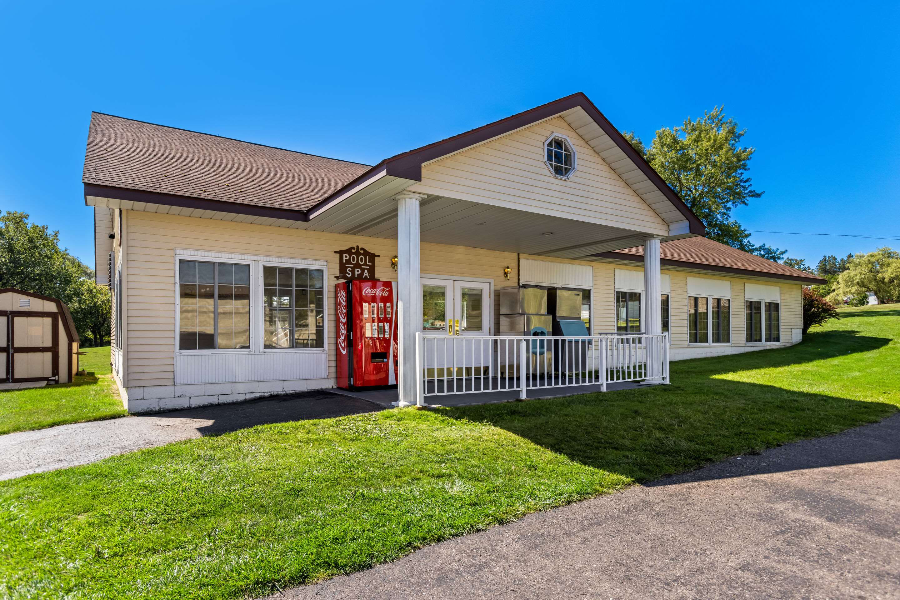 Hotel exterior | Quality Inn Lakefront