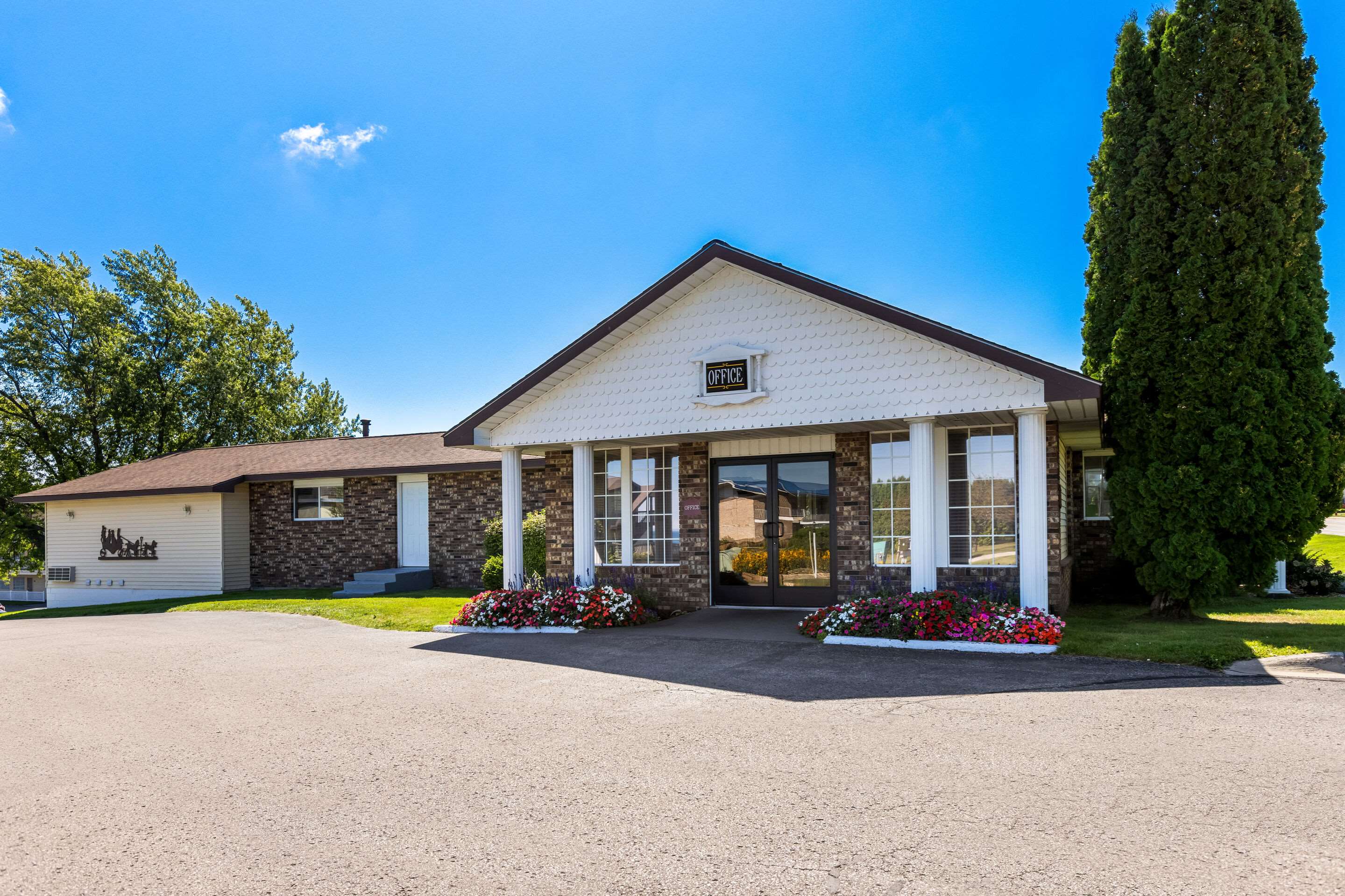 Hotel exterior | Quality Inn Lakefront