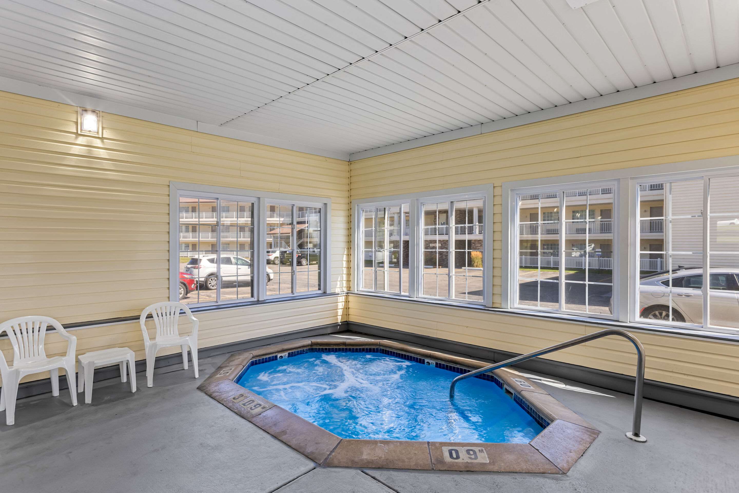 Indoor pool with hot tub | Quality Inn Lakefront