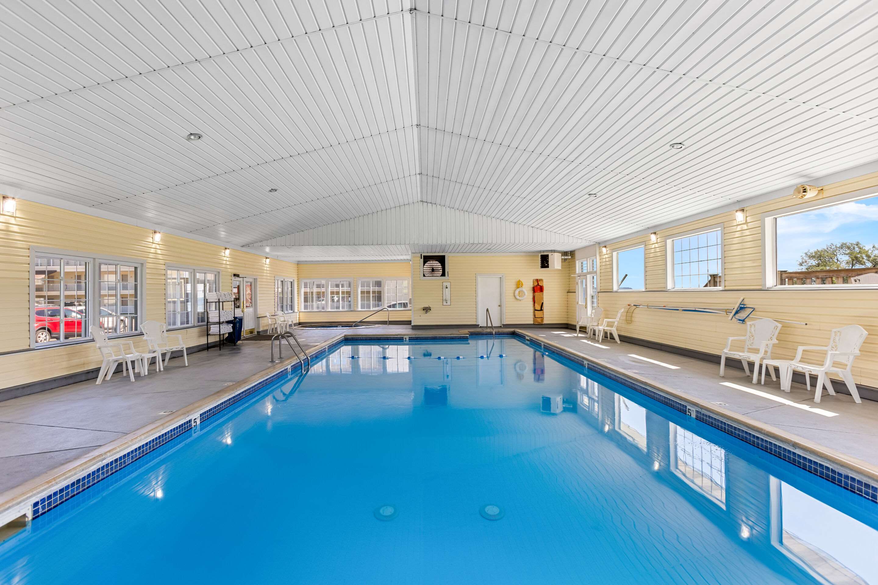 Indoor pool with hot tub | Quality Inn Lakefront