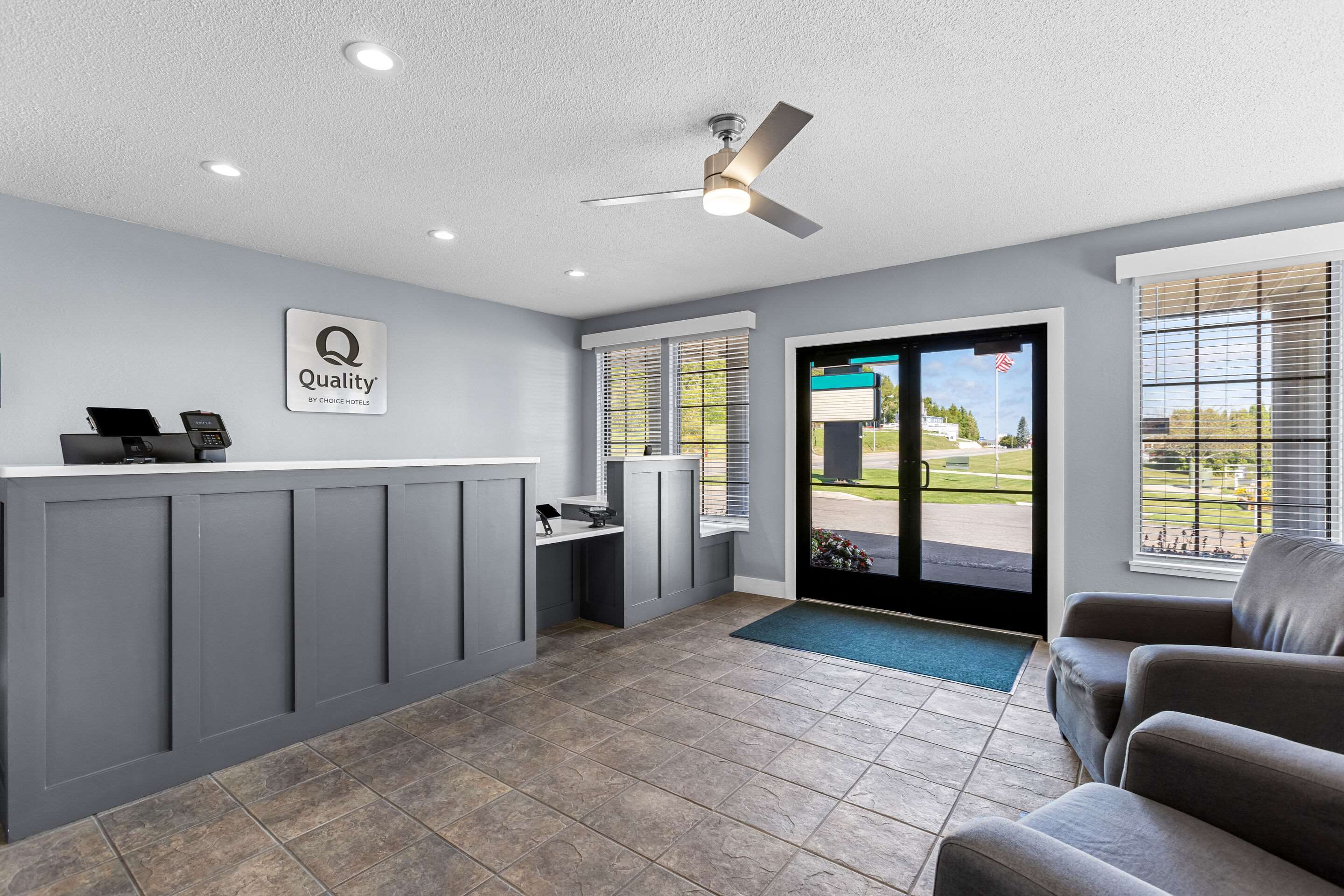 Front desk | Quality Inn Lakefront