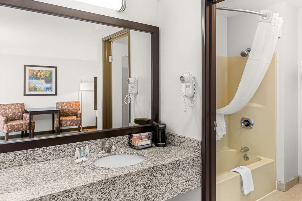 QUALITY INN LAKEFRONT-guestroom-Guest Room,Bathroom,On-Site.jpg