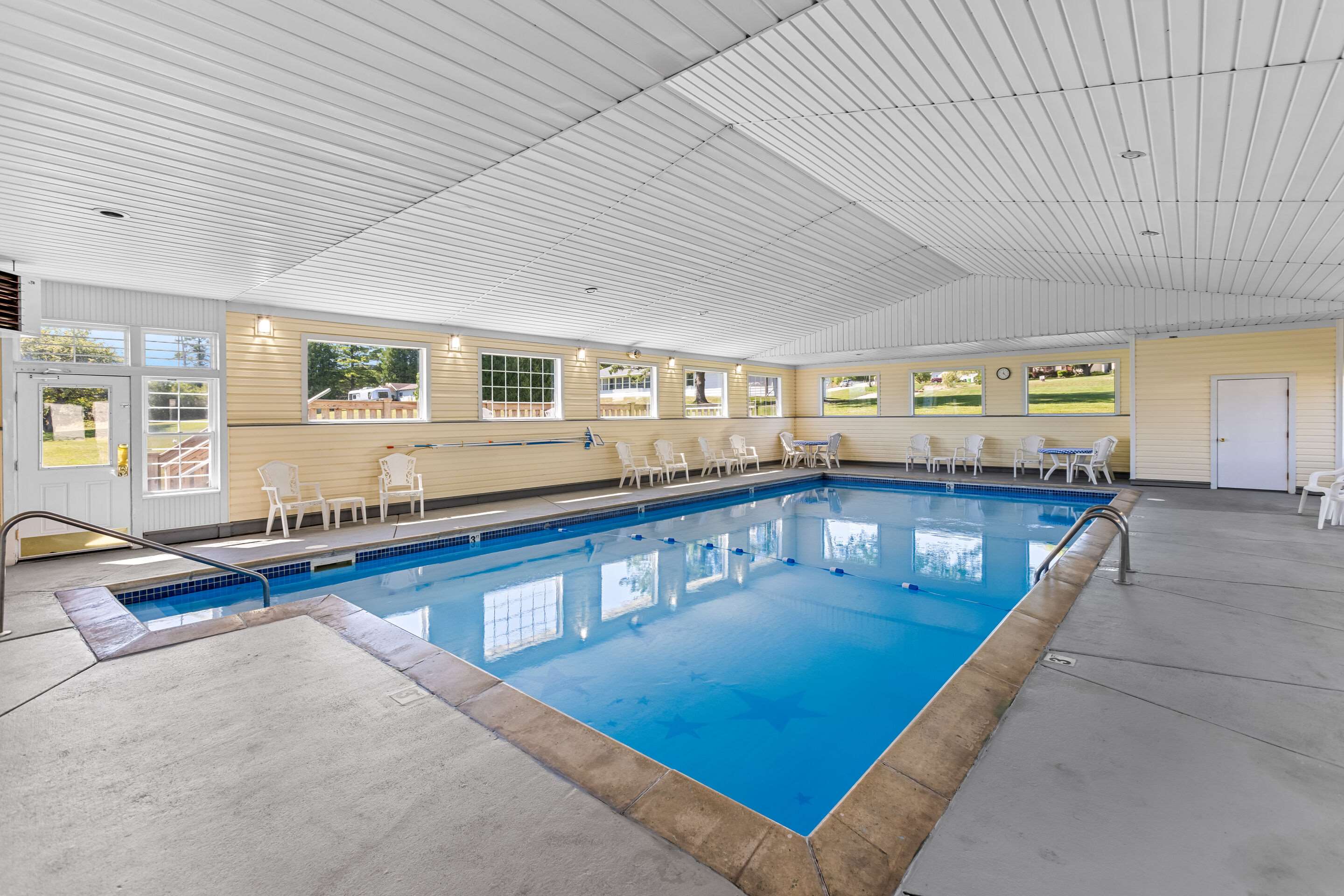 Indoor pool with hot tub | Quality Inn Lakefront