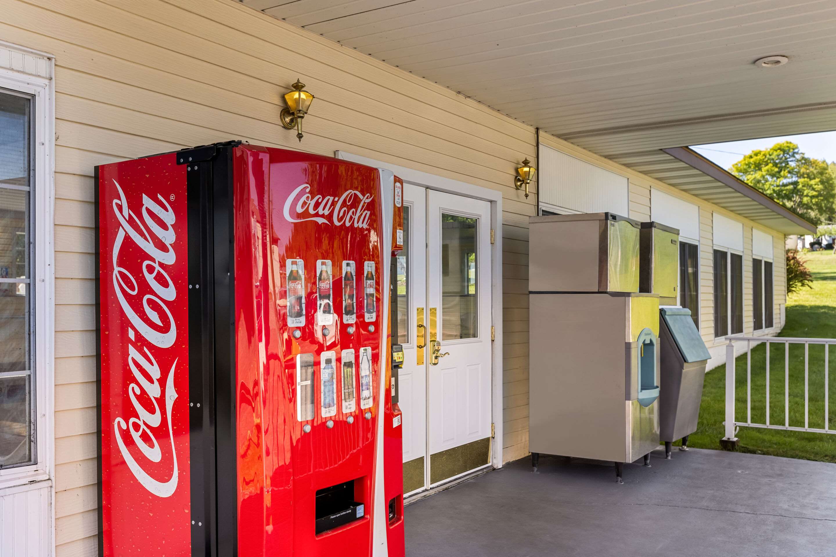 Hotel vending area | Quality Inn Lakefront