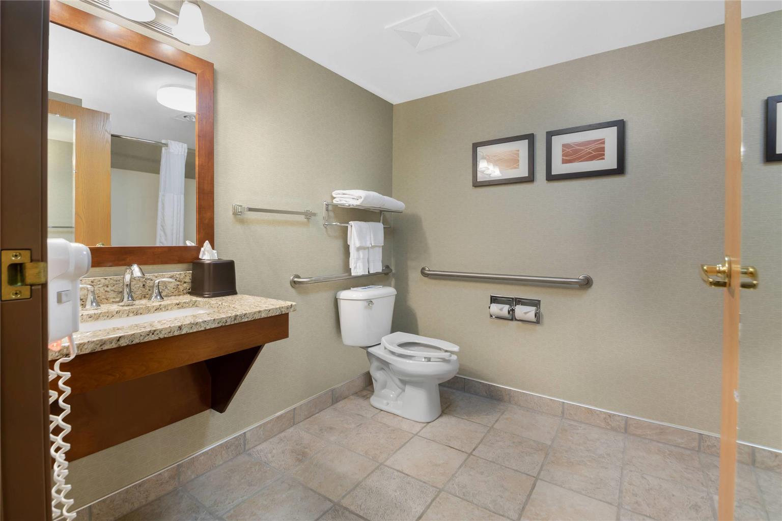 COMFORT INN IRON MOUNTAIN NORTH-guestroom-Guest Room,Bathroom,On-Site.jpg