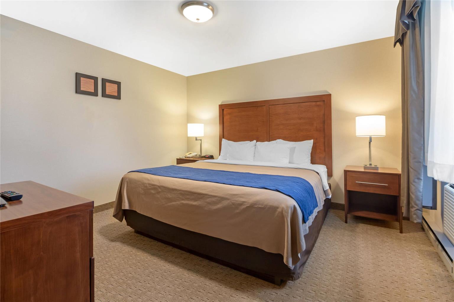 COMFORT INN IRON MOUNTAIN NORTH-guestroom-Guest Room,Suite,On-Site.jpg