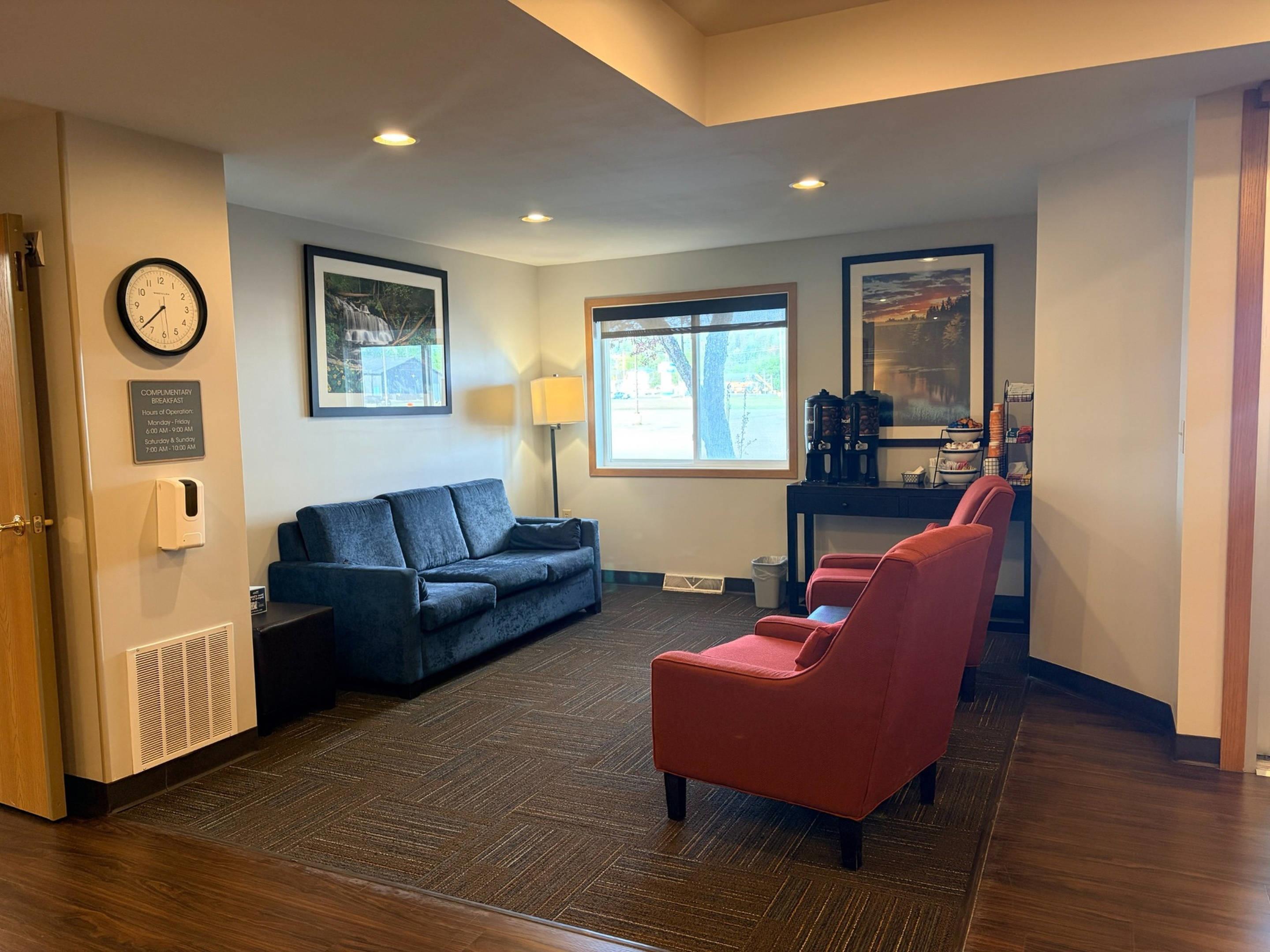 Lobby with sitting area | Comfort Inn