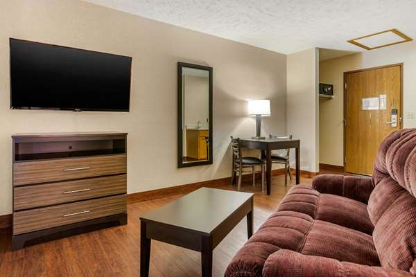 Suite - Econo Lodge Traverse City