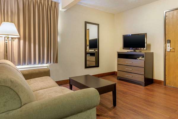 Suite - Econo Lodge Traverse City