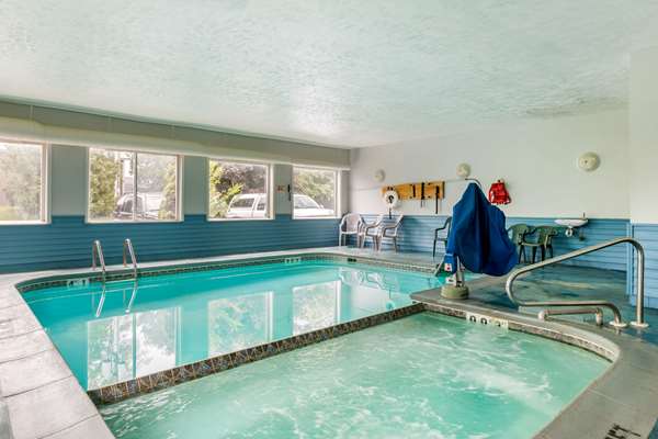 Pool - Econo Lodge Traverse City