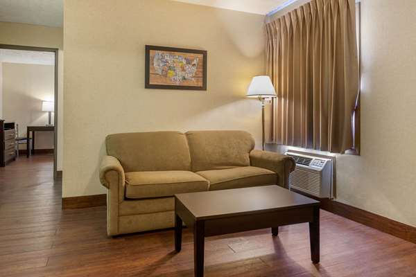 Suite - Econo Lodge Traverse City