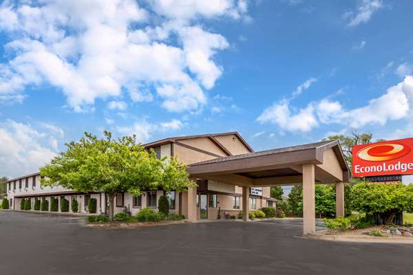 Exterior view - Econo Lodge Traverse City