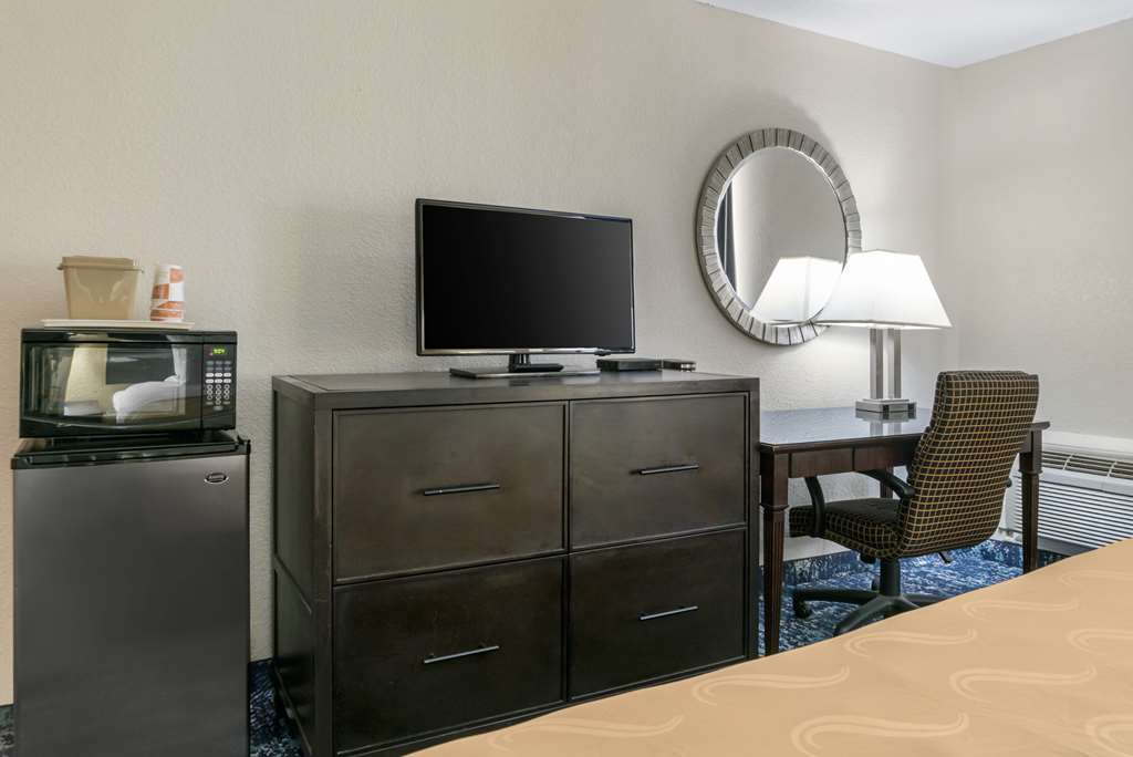 QUALITY INN AND SUITES BANQUET CENT-guestroom-Guest Room,On-Site.jpg