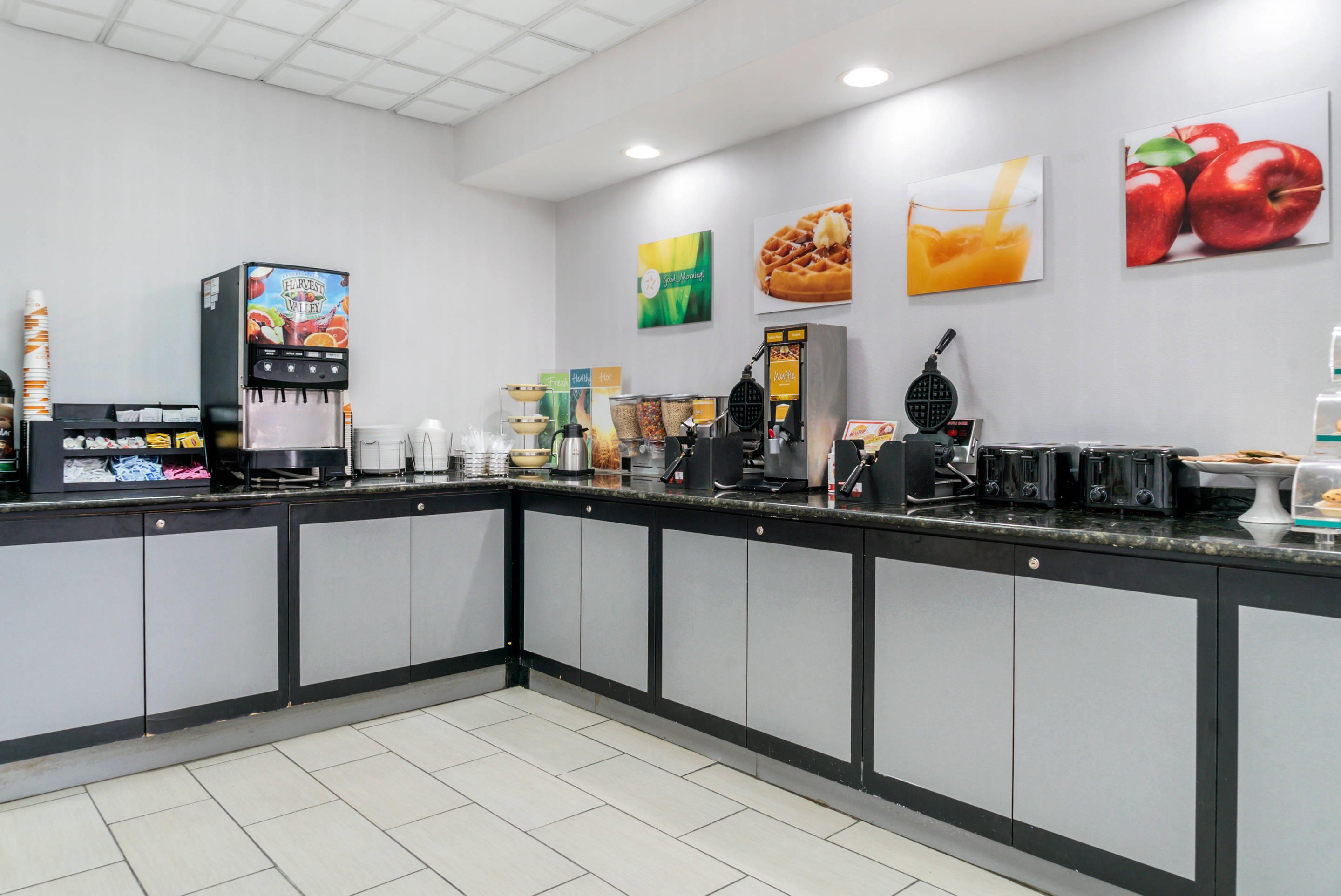 Breakfast bar | Quality Inn & Suites Banquet Center