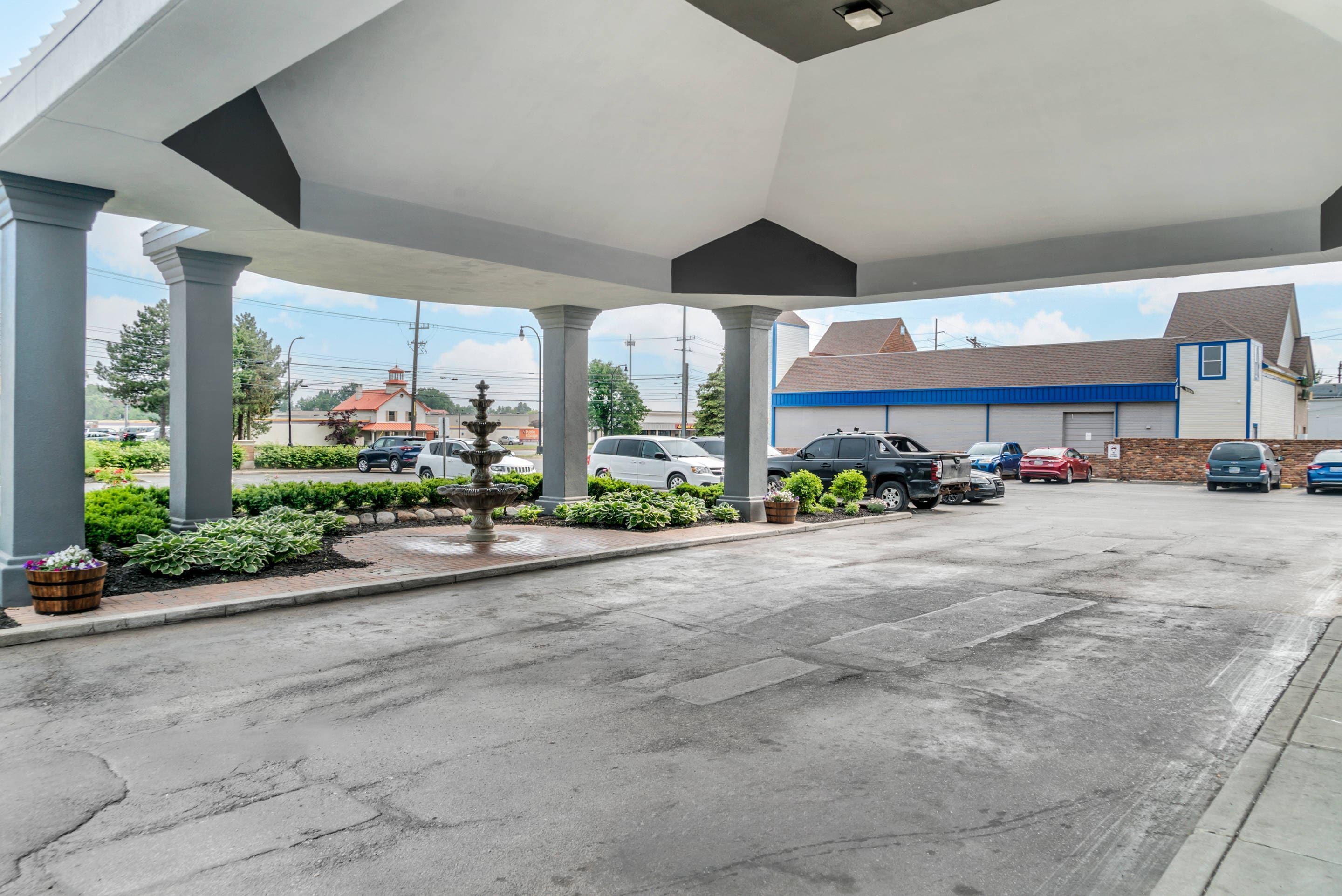 Hotel Entrance | Quality Inn & Suites Banquet Center