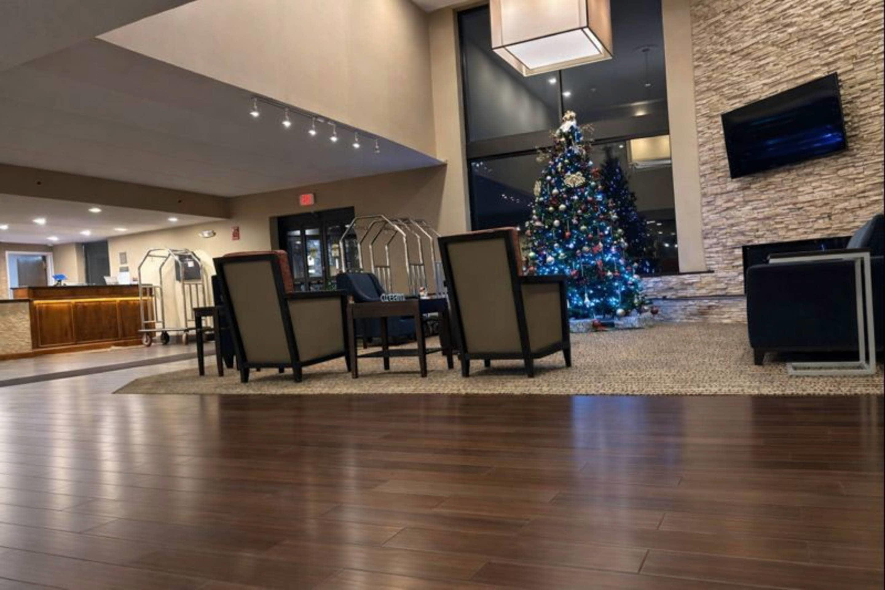 Spacious lobby with sitting area | Comfort Inn