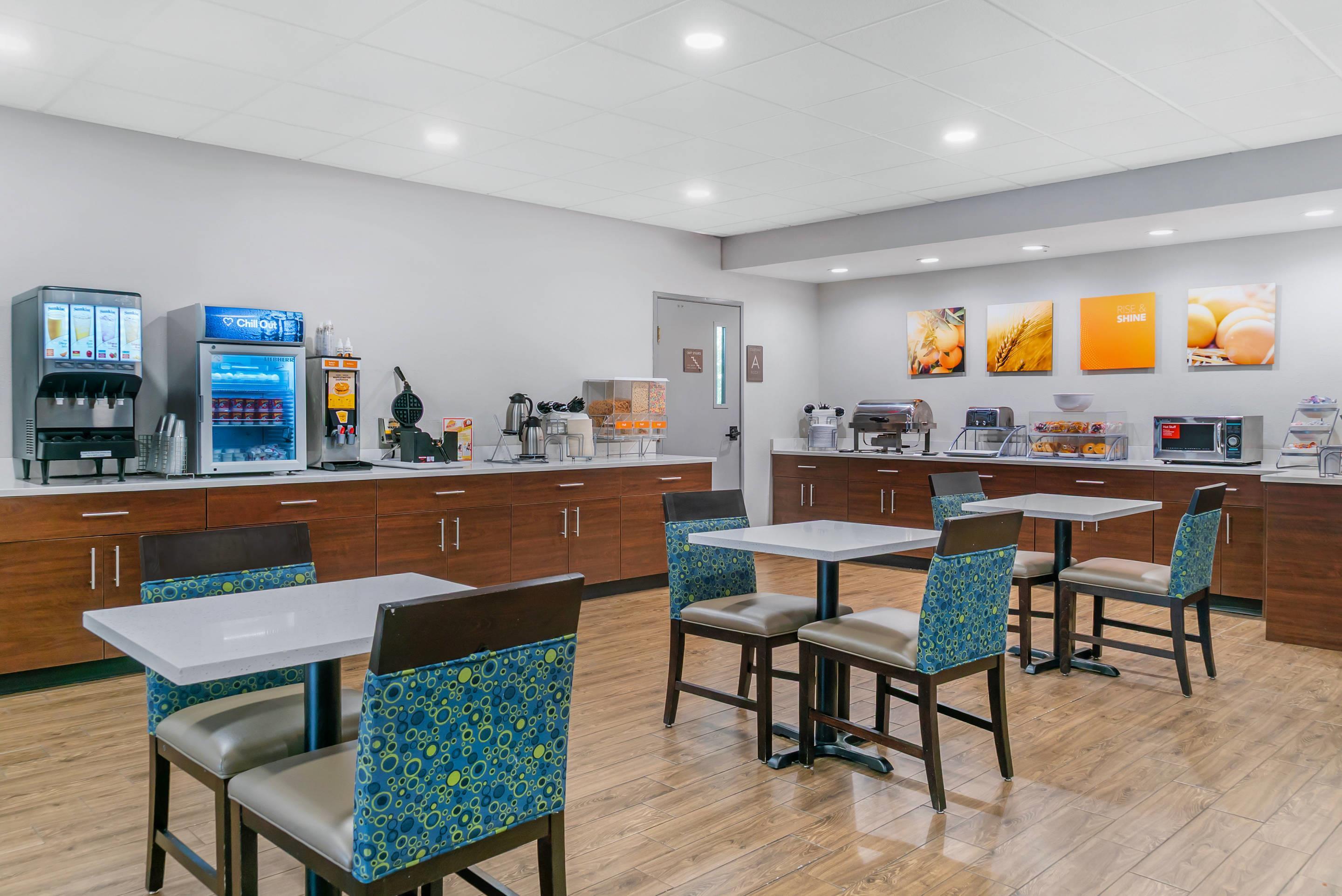 Enjoy breakfast in this seating area | Comfort Suites Auburn Hills-Detroit