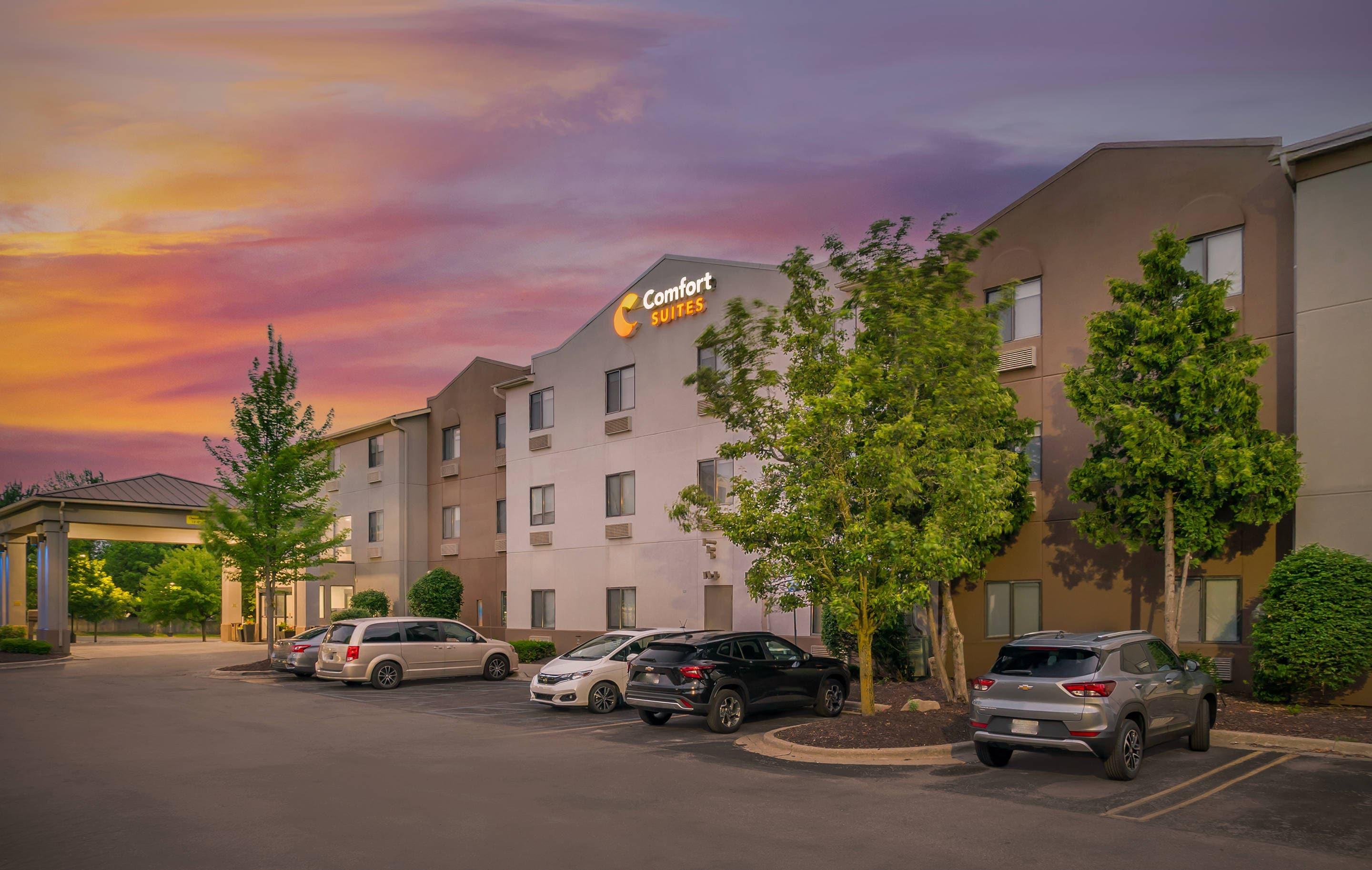 Hotel at night | Comfort Suites Auburn Hills-Detroit