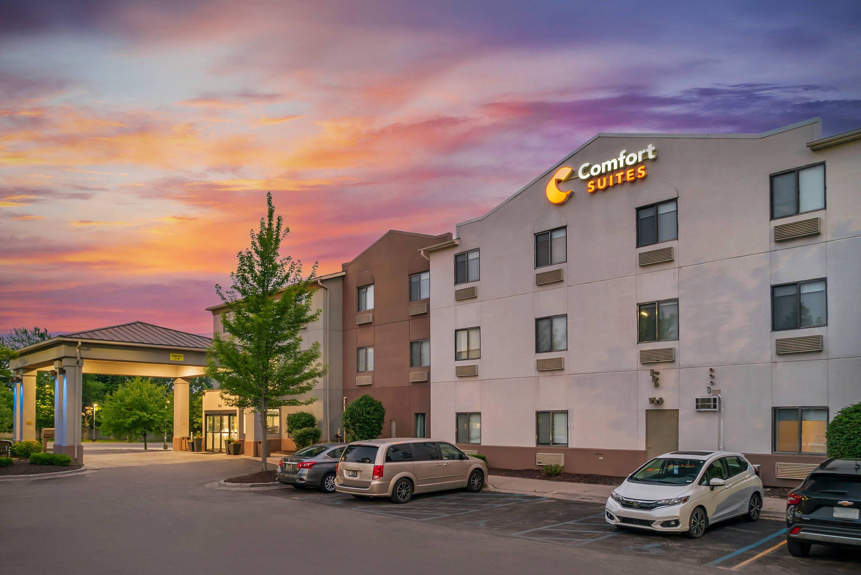 Hotel at night | Comfort Suites Auburn Hills-Detroit