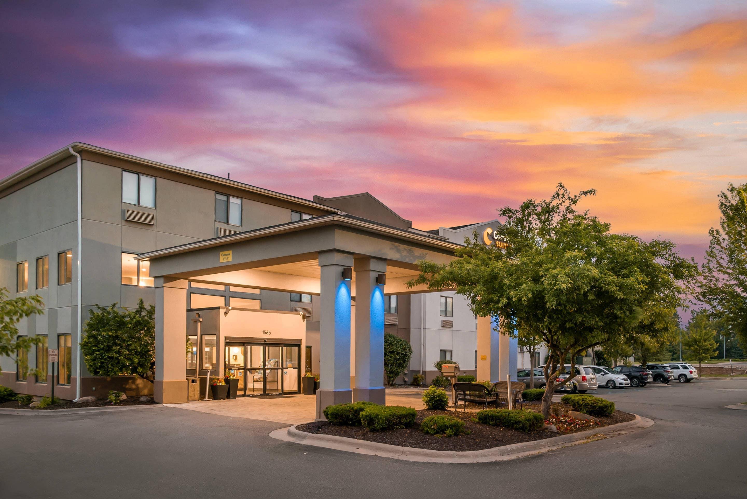 Hotel at night | Comfort Suites Auburn Hills-Detroit