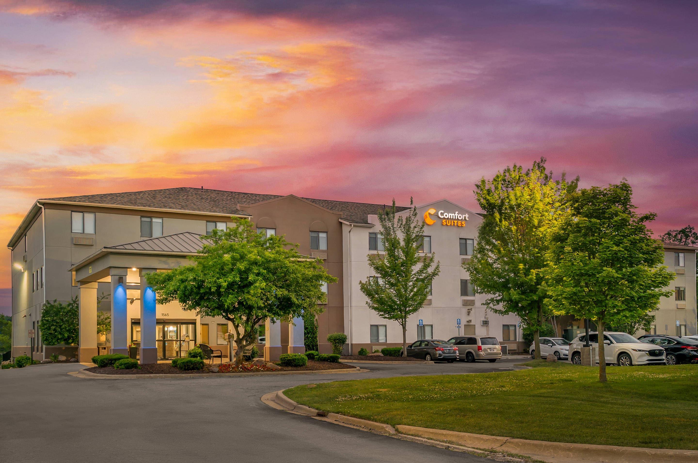 Hotel at night | Comfort Suites Auburn Hills-Detroit