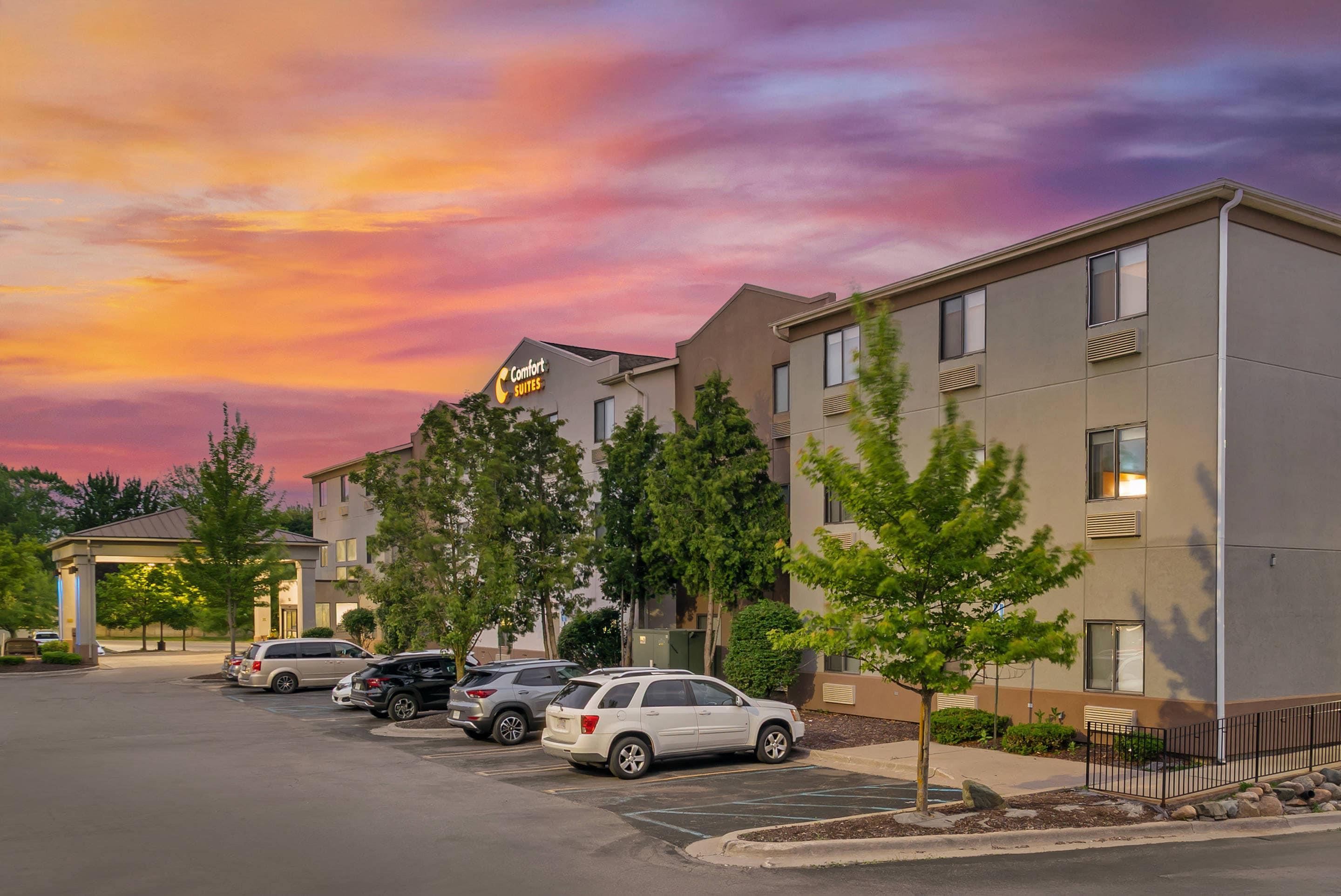 Hotel at night | Comfort Suites Auburn Hills-Detroit