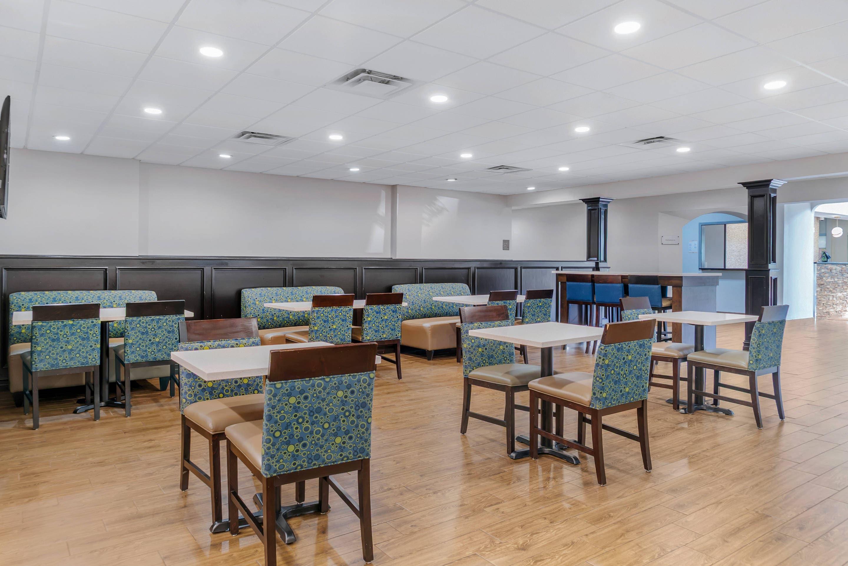 Enjoy breakfast in this seating area | Comfort Suites Auburn Hills-Detroit