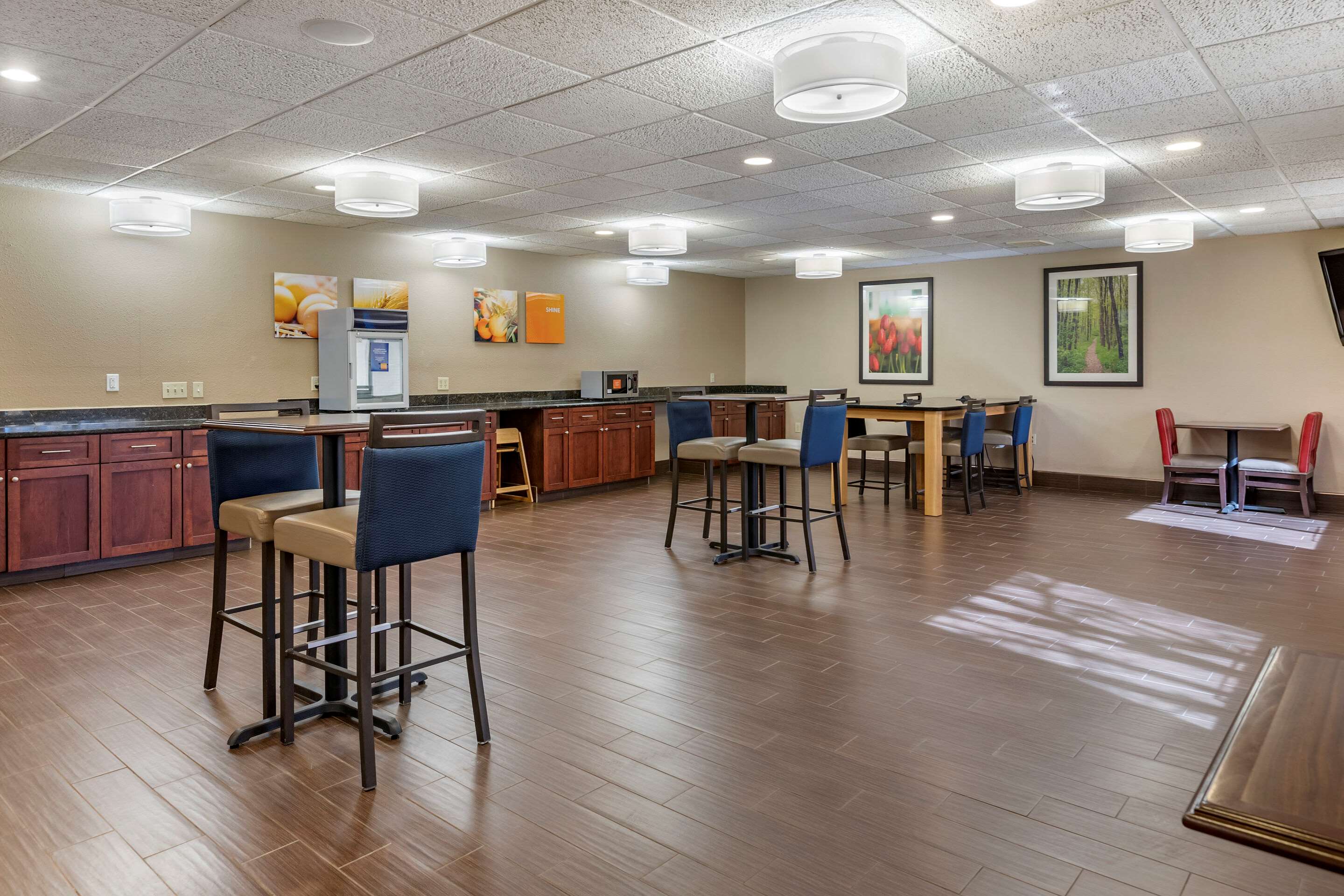 Breakfast area | Comfort Inn & Suites Paw Paw