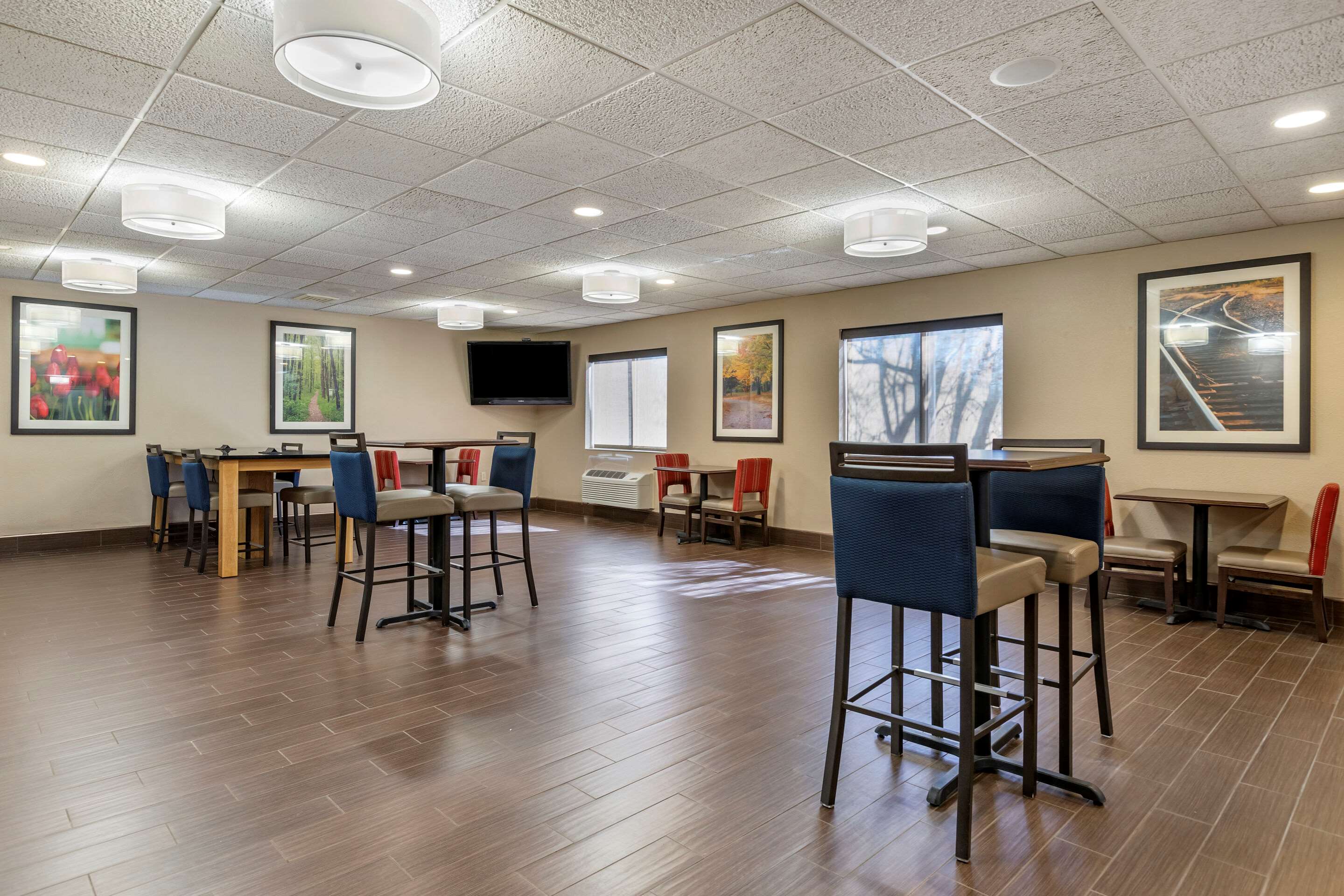 Breakfast area | Comfort Inn & Suites Paw Paw